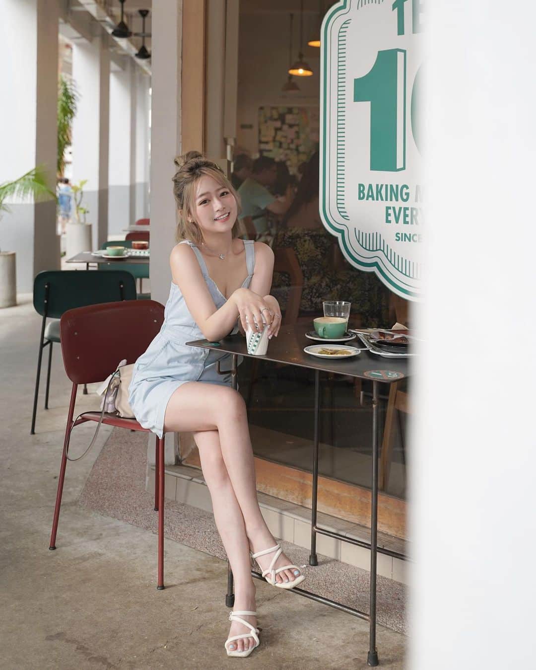 徐薇涵（Wei Han Xu）さんのインスタグラム写真 - (徐薇涵（Wei Han Xu）Instagram)「活到現在🥹 能夠拿得起放得下的，只有這杯咖啡了☕️ 新加坡我們唯一的咖啡廳照 這間可頌好吃😋但咖啡還好  #海豚游到新加坡 #新加坡旅遊 #新加坡咖啡廳」7月16日 22時26分 - pppig
