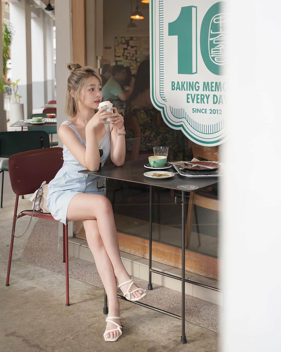 徐薇涵（Wei Han Xu）のインスタグラム：「活到現在🥹 能夠拿得起放得下的，只有這杯咖啡了☕️ 新加坡我們唯一的咖啡廳照 這間可頌好吃😋但咖啡還好  #海豚游到新加坡 #新加坡旅遊 #新加坡咖啡廳」