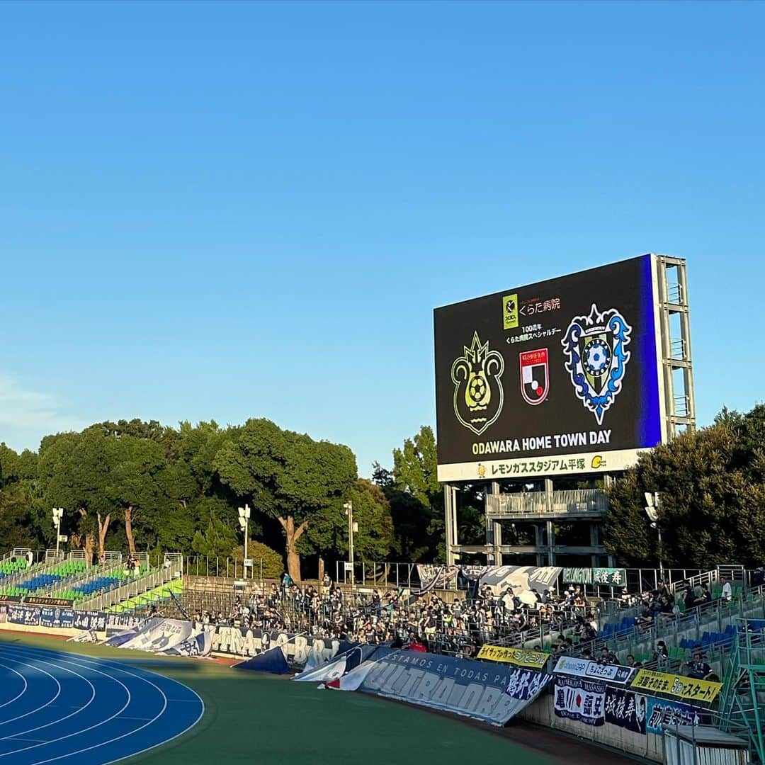 浦郷絵梨佳さんのインスタグラム写真 - (浦郷絵梨佳Instagram)「スポーツ観戦⚽️  座ってみてるだけでも息苦しいくらいなのに、そんな中プレーする選手たちってすごい。。。  着いてすぐかき氷食べた🍧笑  やっぱり画面越しよりスタジアムが楽しい🏟️  次はなんのスポーツ観に行こうかな🫣  #スポーツ観戦 #サッカー観戦  #アビスパ福岡 #湘南ベルマーレ #レモンガススタジアム平塚 #0716」7月16日 22時28分 - urago.erika