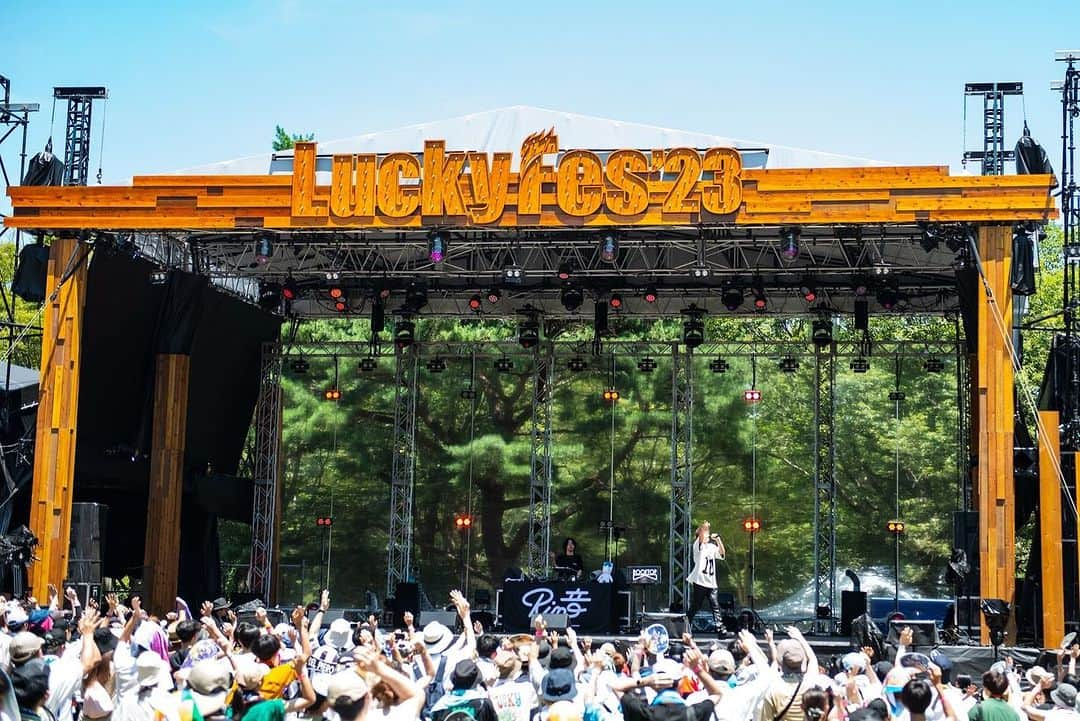 Rin音のインスタグラム：「Lucky Fesありがとうございました！ ２つの意味で超熱かった🔥 みんなの方に陽が出てたから俺も陽があるところに出て歌ったら滝のような汗かいたよ！水分！  #LuckyFes  photo: 木下マリ/team SOUND SHOOTER @_marikinoshita」