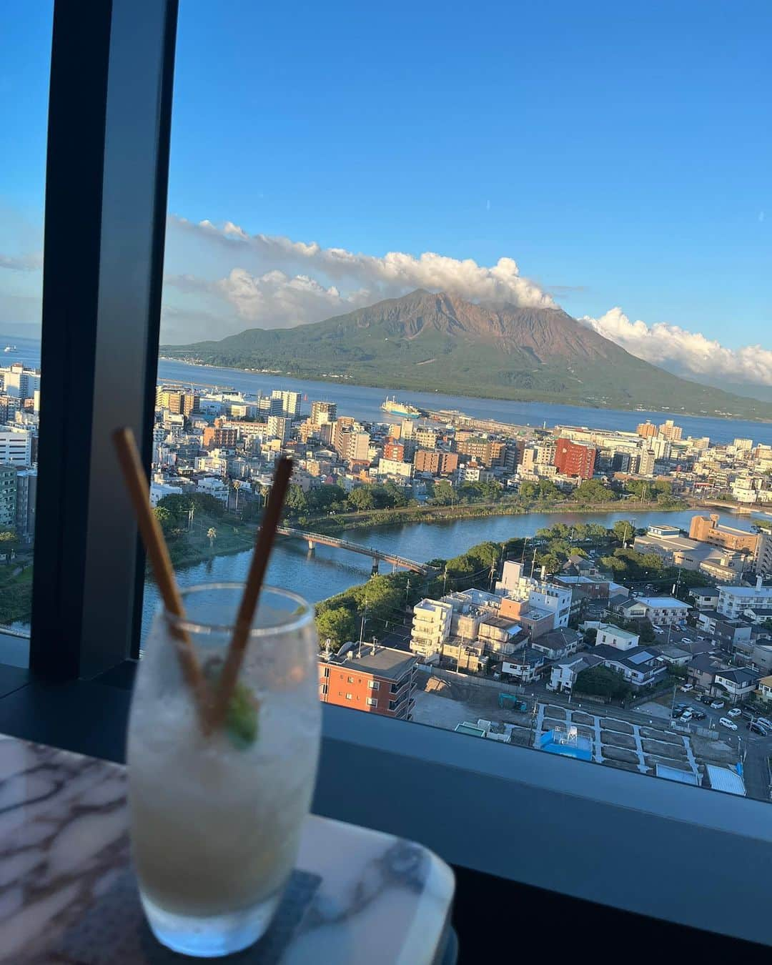 福田葉子さんのインスタグラム写真 - (福田葉子Instagram)「桜島どーん。 この夏、開業したばかりのシェラトン鹿児島からはまさに真正面！ 窓が大きくて窓ガラスがピカピカなため、びっくりするほどきれいに見える。飽かず眺む…久しぶり、ただいまー。 メインダイニングに実家の家族で行って薪焼き料理に舌鼓。隣接するボタニカルなBARのテラス席も気持ちよかった。 ようやく鹿児島に外資系ホテルが。とはいえまだスタンダードクラス。いつかラグジュアリーホテルができることを願ってやみません。 #sakurajima #hometown #mylove #kagoshima #homesweethome #imhome #hotel #sheraton #sheratonhotel #sheratonkagoshima #view #帰省　#故郷　#桜島　#ただいま　#絶景　#シェラトン鹿児島　#ホテル　#ホテル好き　#旅　#旅好き　#鹿児島」7月16日 22時38分 - yoyoyokoko