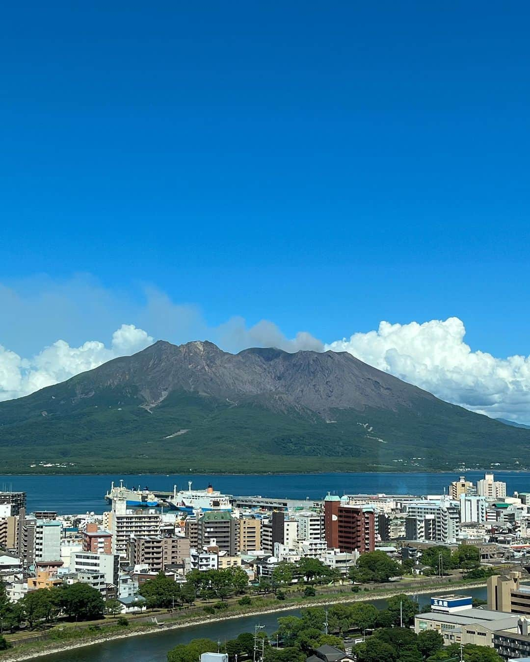 福田葉子さんのインスタグラム写真 - (福田葉子Instagram)「桜島どーん。 この夏、開業したばかりのシェラトン鹿児島からはまさに真正面！ 窓が大きくて窓ガラスがピカピカなため、びっくりするほどきれいに見える。飽かず眺む…久しぶり、ただいまー。 メインダイニングに実家の家族で行って薪焼き料理に舌鼓。隣接するボタニカルなBARのテラス席も気持ちよかった。 ようやく鹿児島に外資系ホテルが。とはいえまだスタンダードクラス。いつかラグジュアリーホテルができることを願ってやみません。 #sakurajima #hometown #mylove #kagoshima #homesweethome #imhome #hotel #sheraton #sheratonhotel #sheratonkagoshima #view #帰省　#故郷　#桜島　#ただいま　#絶景　#シェラトン鹿児島　#ホテル　#ホテル好き　#旅　#旅好き　#鹿児島」7月16日 22時38分 - yoyoyokoko