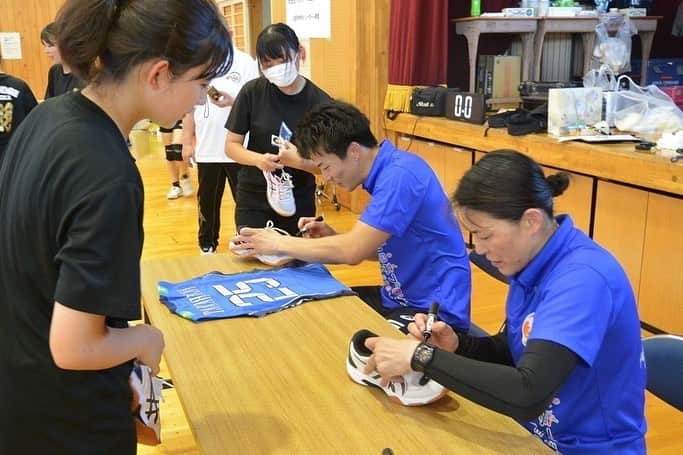 高松卓矢さんのインスタグラム写真 - (高松卓矢Instagram)「V・明日夢プロジェクトで静岡県の島田市で櫻井由香さんとバレー教室やってきました！  正直に言う！めちゃくちゃ体育館暑かった！笑 けどそれを感じさせない中学生のやる気凄かった！😂(給水は20分毎にありました)  久しぶりのバレー教室という事で僕もめちゃくちゃ楽しかったです♪  また機会があったら是非お声掛け下さい♪ よろしくお願いします😊  #明日夢プロジェクト #株式会社ビジネスブレイン太田昭和　様 #島田市バレーボール協会 様 #櫻井由香 #エビちゃんめっちゃオモロいやん #バレーボール #バレーボール教室 #明日は39度になるってさ #ヤバいね #熱中症には気をつけて #たかまつり」7月16日 22時32分 - takamatsuri12