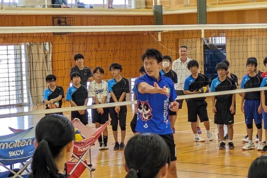 高松卓矢さんのインスタグラム写真 - (高松卓矢Instagram)「V・明日夢プロジェクトで静岡県の島田市で櫻井由香さんとバレー教室やってきました！  正直に言う！めちゃくちゃ体育館暑かった！笑 けどそれを感じさせない中学生のやる気凄かった！😂(給水は20分毎にありました)  久しぶりのバレー教室という事で僕もめちゃくちゃ楽しかったです♪  また機会があったら是非お声掛け下さい♪ よろしくお願いします😊  #明日夢プロジェクト #株式会社ビジネスブレイン太田昭和　様 #島田市バレーボール協会 様 #櫻井由香 #エビちゃんめっちゃオモロいやん #バレーボール #バレーボール教室 #明日は39度になるってさ #ヤバいね #熱中症には気をつけて #たかまつり」7月16日 22時32分 - takamatsuri12