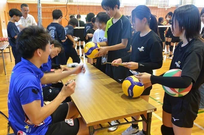 高松卓矢さんのインスタグラム写真 - (高松卓矢Instagram)「V・明日夢プロジェクトで静岡県の島田市で櫻井由香さんとバレー教室やってきました！  正直に言う！めちゃくちゃ体育館暑かった！笑 けどそれを感じさせない中学生のやる気凄かった！😂(給水は20分毎にありました)  久しぶりのバレー教室という事で僕もめちゃくちゃ楽しかったです♪  また機会があったら是非お声掛け下さい♪ よろしくお願いします😊  #明日夢プロジェクト #株式会社ビジネスブレイン太田昭和　様 #島田市バレーボール協会 様 #櫻井由香 #エビちゃんめっちゃオモロいやん #バレーボール #バレーボール教室 #明日は39度になるってさ #ヤバいね #熱中症には気をつけて #たかまつり」7月16日 22時32分 - takamatsuri12