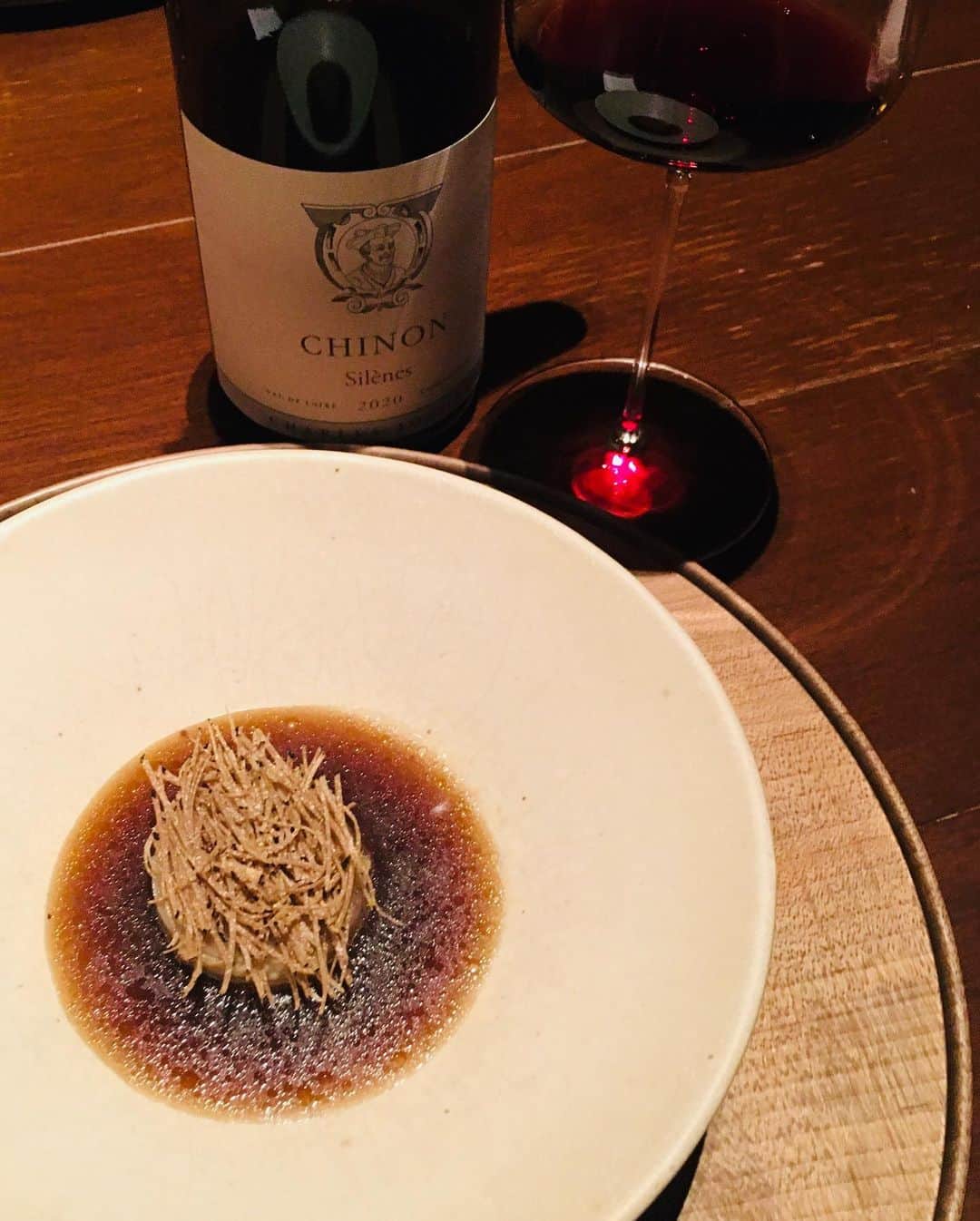 近藤淳子さんのインスタグラム写真 - (近藤淳子Instagram)「女性たちと一夜限りの美食の旅②　~ワインペアリング編～  宮城、栃木、大分、徳島、仏の食材を、国内外の3つ星レストランで研鑽を積まれ、第一線で活躍を続けていらっしゃる春田シェフによる2023年の世界観。なんといっても、一皿一皿、超美的。色彩の統一感も。さらに、香りや味わいが視覚に刺激されて、舌鼓を打つ。  支配人・小澤ソムリエは、丁寧なあたたかみのある日本語を操ってワインを表現。しかも、女性陣の華やかに盛り上がっている会話をそっとノックするように、ご自身のエピソードやワインストーリーをリンクさせてくださいました。  今年は、世界的グルメガイドでサステナビリティを推進しているレストランとしても賞を受賞されています。  日本酒のサワーブレッド（お写真　4,5,6枚目）は、廃棄されることもある酒粕を使用してバターに。食品ロスへの取り組み、海の資源を守るための持続可能な魚介類の使用など、さまざまなサステナビリティへの取り組みをされているようです。    ラストは、デザート編へ  #Crony #会話の妙 #サステナビリティ #女子会」7月16日 22時36分 - kondo_junko_