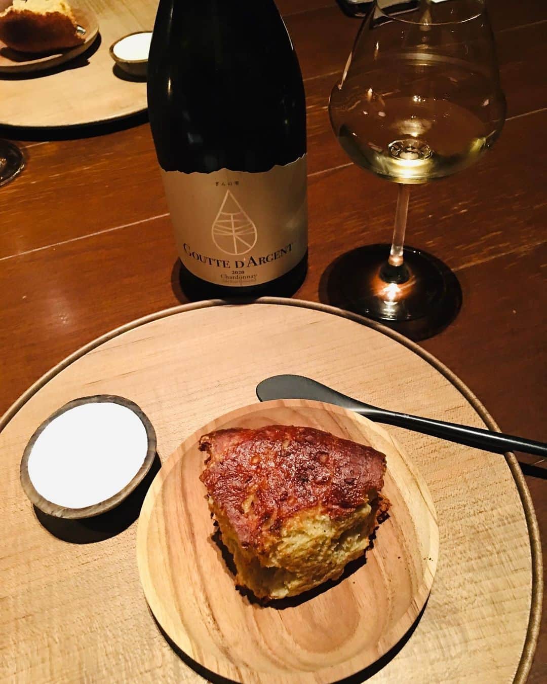 近藤淳子さんのインスタグラム写真 - (近藤淳子Instagram)「女性たちと一夜限りの美食の旅②　~ワインペアリング編～  宮城、栃木、大分、徳島、仏の食材を、国内外の3つ星レストランで研鑽を積まれ、第一線で活躍を続けていらっしゃる春田シェフによる2023年の世界観。なんといっても、一皿一皿、超美的。色彩の統一感も。さらに、香りや味わいが視覚に刺激されて、舌鼓を打つ。  支配人・小澤ソムリエは、丁寧なあたたかみのある日本語を操ってワインを表現。しかも、女性陣の華やかに盛り上がっている会話をそっとノックするように、ご自身のエピソードやワインストーリーをリンクさせてくださいました。  今年は、世界的グルメガイドでサステナビリティを推進しているレストランとしても賞を受賞されています。  日本酒のサワーブレッド（お写真　4,5,6枚目）は、廃棄されることもある酒粕を使用してバターに。食品ロスへの取り組み、海の資源を守るための持続可能な魚介類の使用など、さまざまなサステナビリティへの取り組みをされているようです。    ラストは、デザート編へ  #Crony #会話の妙 #サステナビリティ #女子会」7月16日 22時36分 - kondo_junko_