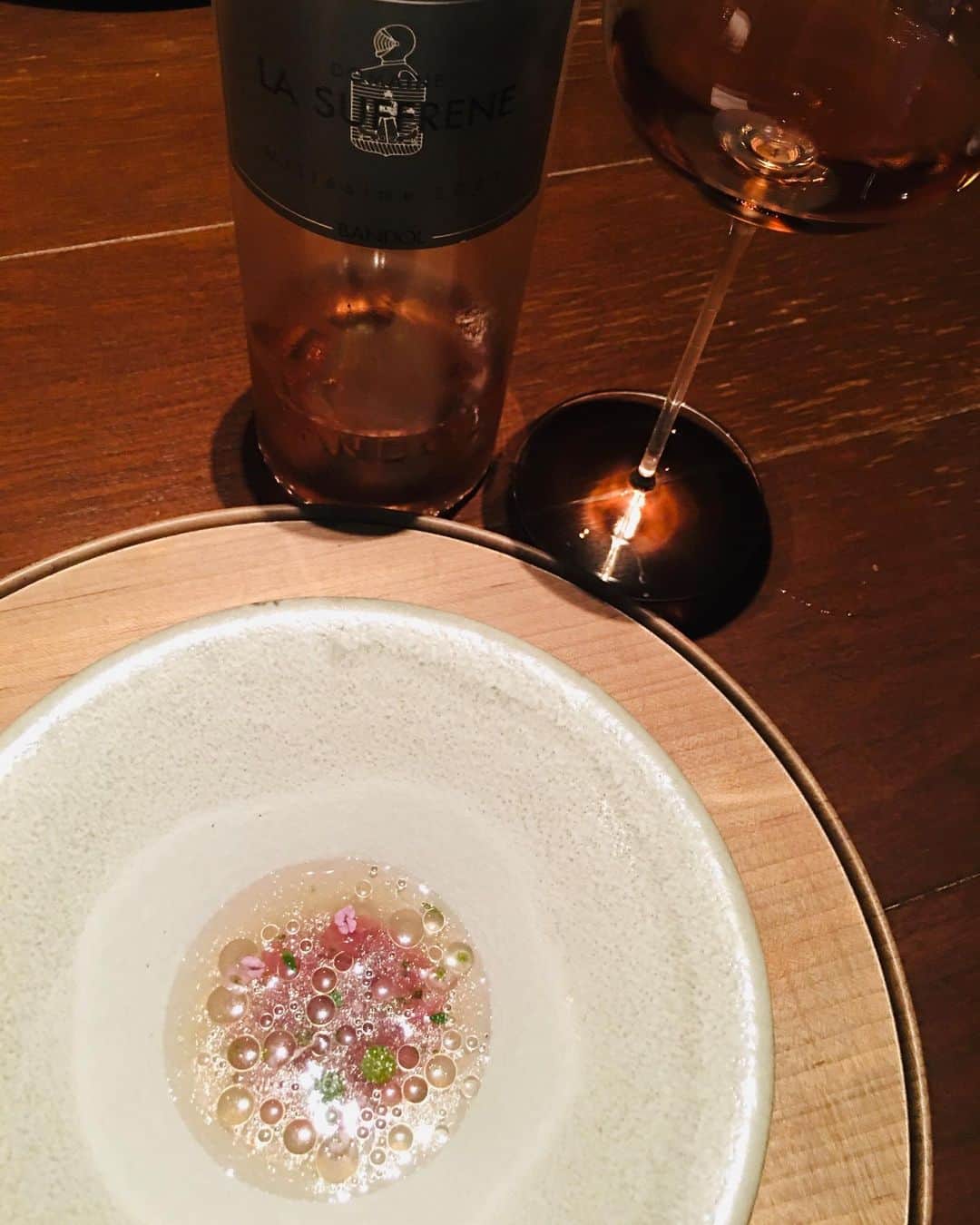 近藤淳子さんのインスタグラム写真 - (近藤淳子Instagram)「女性たちと一夜限りの美食の旅②　~ワインペアリング編～  宮城、栃木、大分、徳島、仏の食材を、国内外の3つ星レストランで研鑽を積まれ、第一線で活躍を続けていらっしゃる春田シェフによる2023年の世界観。なんといっても、一皿一皿、超美的。色彩の統一感も。さらに、香りや味わいが視覚に刺激されて、舌鼓を打つ。  支配人・小澤ソムリエは、丁寧なあたたかみのある日本語を操ってワインを表現。しかも、女性陣の華やかに盛り上がっている会話をそっとノックするように、ご自身のエピソードやワインストーリーをリンクさせてくださいました。  今年は、世界的グルメガイドでサステナビリティを推進しているレストランとしても賞を受賞されています。  日本酒のサワーブレッド（お写真　4,5,6枚目）は、廃棄されることもある酒粕を使用してバターに。食品ロスへの取り組み、海の資源を守るための持続可能な魚介類の使用など、さまざまなサステナビリティへの取り組みをされているようです。    ラストは、デザート編へ  #Crony #会話の妙 #サステナビリティ #女子会」7月16日 22時36分 - kondo_junko_
