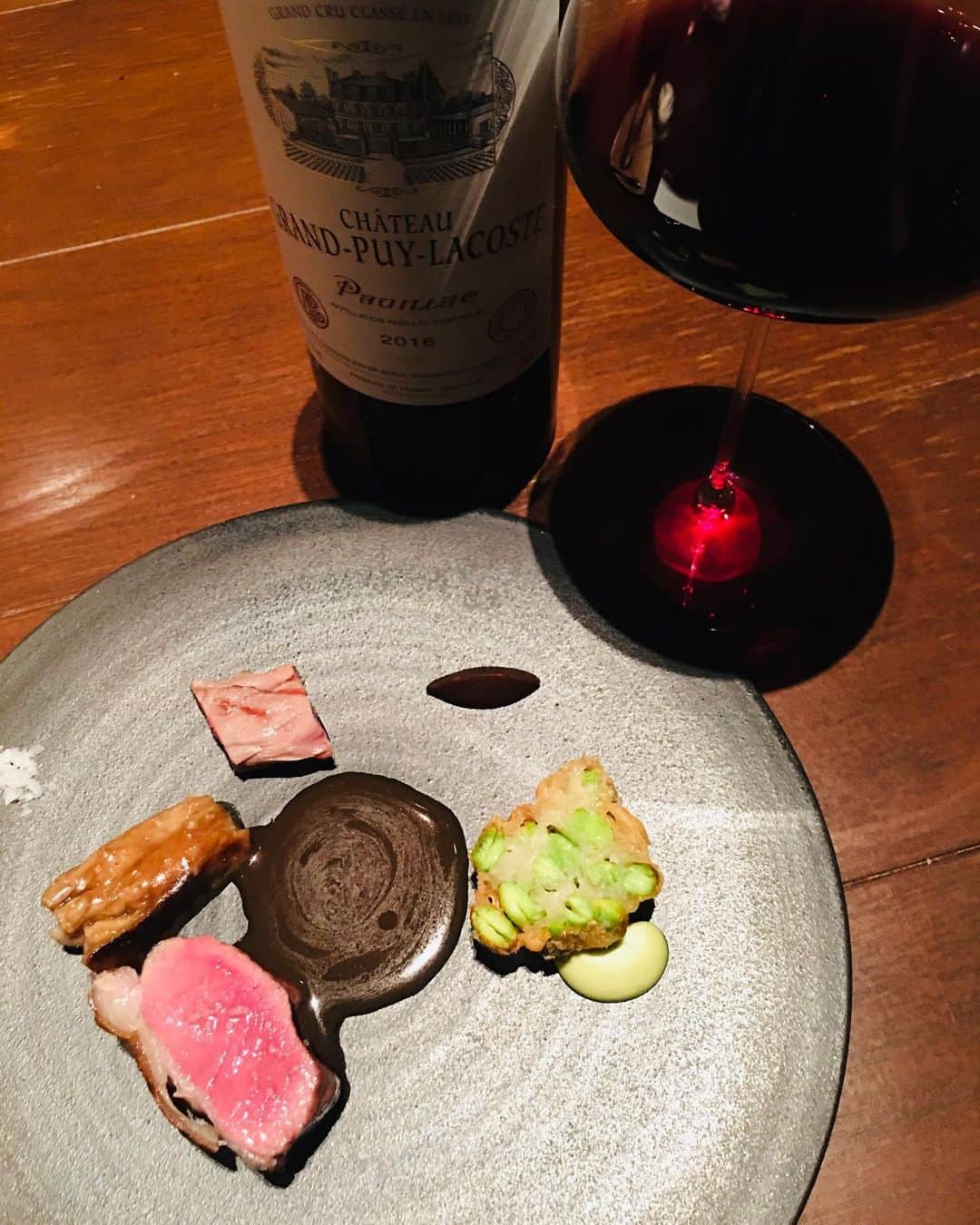 近藤淳子さんのインスタグラム写真 - (近藤淳子Instagram)「女性たちと一夜限りの美食の旅②　~ワインペアリング編～  宮城、栃木、大分、徳島、仏の食材を、国内外の3つ星レストランで研鑽を積まれ、第一線で活躍を続けていらっしゃる春田シェフによる2023年の世界観。なんといっても、一皿一皿、超美的。色彩の統一感も。さらに、香りや味わいが視覚に刺激されて、舌鼓を打つ。  支配人・小澤ソムリエは、丁寧なあたたかみのある日本語を操ってワインを表現。しかも、女性陣の華やかに盛り上がっている会話をそっとノックするように、ご自身のエピソードやワインストーリーをリンクさせてくださいました。  今年は、世界的グルメガイドでサステナビリティを推進しているレストランとしても賞を受賞されています。  日本酒のサワーブレッド（お写真　4,5,6枚目）は、廃棄されることもある酒粕を使用してバターに。食品ロスへの取り組み、海の資源を守るための持続可能な魚介類の使用など、さまざまなサステナビリティへの取り組みをされているようです。    ラストは、デザート編へ  #Crony #会話の妙 #サステナビリティ #女子会」7月16日 22時36分 - kondo_junko_
