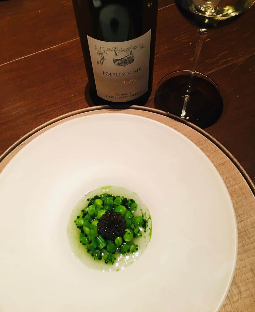 近藤淳子さんのインスタグラム写真 - (近藤淳子Instagram)「女性たちと一夜限りの美食の旅②　~ワインペアリング編～  宮城、栃木、大分、徳島、仏の食材を、国内外の3つ星レストランで研鑽を積まれ、第一線で活躍を続けていらっしゃる春田シェフによる2023年の世界観。なんといっても、一皿一皿、超美的。色彩の統一感も。さらに、香りや味わいが視覚に刺激されて、舌鼓を打つ。  支配人・小澤ソムリエは、丁寧なあたたかみのある日本語を操ってワインを表現。しかも、女性陣の華やかに盛り上がっている会話をそっとノックするように、ご自身のエピソードやワインストーリーをリンクさせてくださいました。  今年は、世界的グルメガイドでサステナビリティを推進しているレストランとしても賞を受賞されています。  日本酒のサワーブレッド（お写真　4,5,6枚目）は、廃棄されることもある酒粕を使用してバターに。食品ロスへの取り組み、海の資源を守るための持続可能な魚介類の使用など、さまざまなサステナビリティへの取り組みをされているようです。    ラストは、デザート編へ  #Crony #会話の妙 #サステナビリティ #女子会」7月16日 22時36分 - kondo_junko_