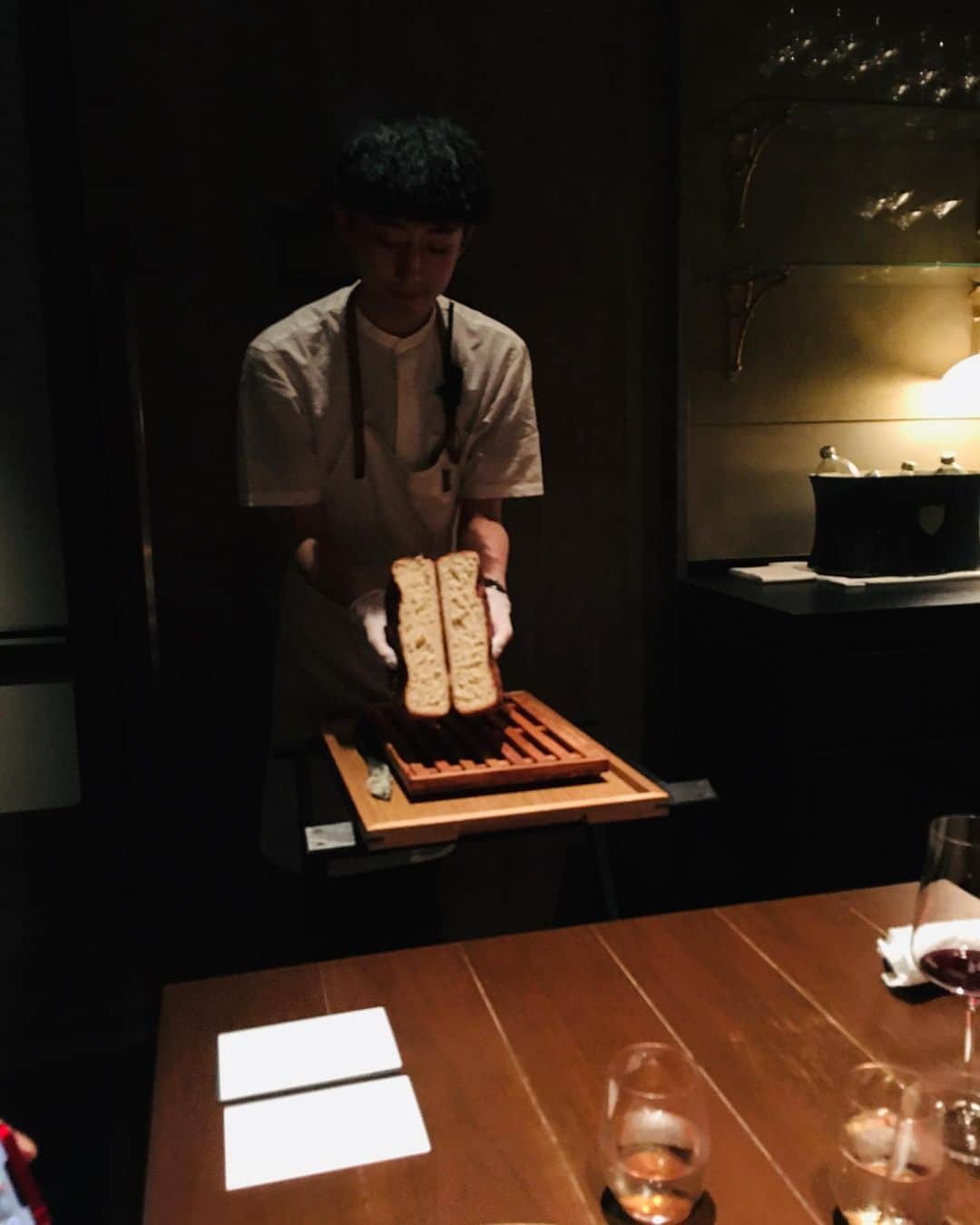 近藤淳子さんのインスタグラム写真 - (近藤淳子Instagram)「女性たちと一夜限りの美食の旅②　~ワインペアリング編～  宮城、栃木、大分、徳島、仏の食材を、国内外の3つ星レストランで研鑽を積まれ、第一線で活躍を続けていらっしゃる春田シェフによる2023年の世界観。なんといっても、一皿一皿、超美的。色彩の統一感も。さらに、香りや味わいが視覚に刺激されて、舌鼓を打つ。  支配人・小澤ソムリエは、丁寧なあたたかみのある日本語を操ってワインを表現。しかも、女性陣の華やかに盛り上がっている会話をそっとノックするように、ご自身のエピソードやワインストーリーをリンクさせてくださいました。  今年は、世界的グルメガイドでサステナビリティを推進しているレストランとしても賞を受賞されています。  日本酒のサワーブレッド（お写真　4,5,6枚目）は、廃棄されることもある酒粕を使用してバターに。食品ロスへの取り組み、海の資源を守るための持続可能な魚介類の使用など、さまざまなサステナビリティへの取り組みをされているようです。    ラストは、デザート編へ  #Crony #会話の妙 #サステナビリティ #女子会」7月16日 22時36分 - kondo_junko_
