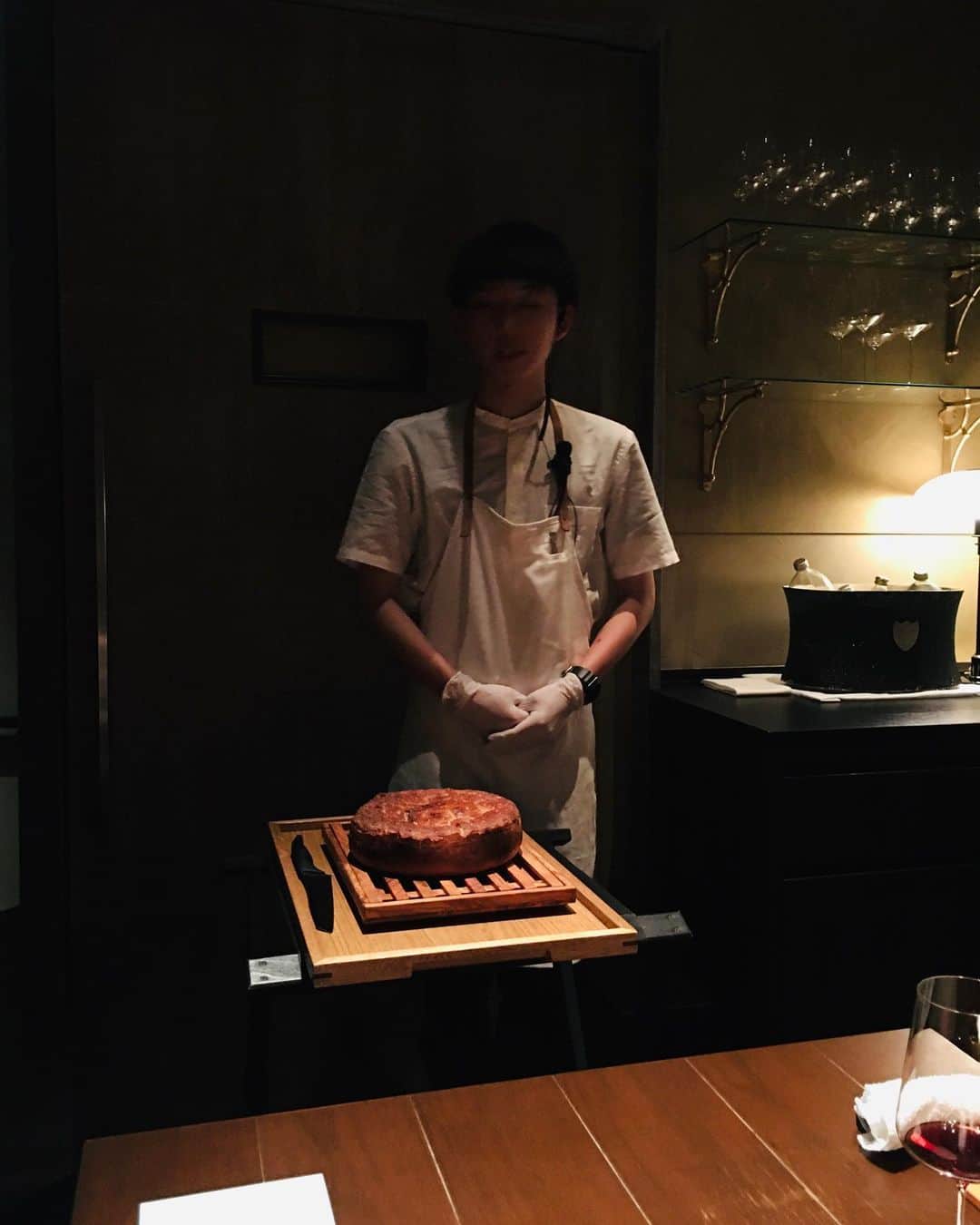 近藤淳子さんのインスタグラム写真 - (近藤淳子Instagram)「女性たちと一夜限りの美食の旅②　~ワインペアリング編～  宮城、栃木、大分、徳島、仏の食材を、国内外の3つ星レストランで研鑽を積まれ、第一線で活躍を続けていらっしゃる春田シェフによる2023年の世界観。なんといっても、一皿一皿、超美的。色彩の統一感も。さらに、香りや味わいが視覚に刺激されて、舌鼓を打つ。  支配人・小澤ソムリエは、丁寧なあたたかみのある日本語を操ってワインを表現。しかも、女性陣の華やかに盛り上がっている会話をそっとノックするように、ご自身のエピソードやワインストーリーをリンクさせてくださいました。  今年は、世界的グルメガイドでサステナビリティを推進しているレストランとしても賞を受賞されています。  日本酒のサワーブレッド（お写真　4,5,6枚目）は、廃棄されることもある酒粕を使用してバターに。食品ロスへの取り組み、海の資源を守るための持続可能な魚介類の使用など、さまざまなサステナビリティへの取り組みをされているようです。    ラストは、デザート編へ  #Crony #会話の妙 #サステナビリティ #女子会」7月16日 22時36分 - kondo_junko_