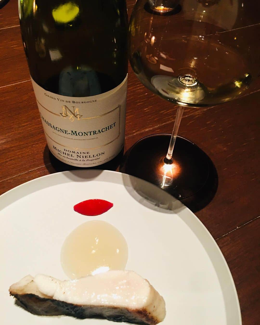 近藤淳子さんのインスタグラム写真 - (近藤淳子Instagram)「女性たちと一夜限りの美食の旅②　~ワインペアリング編～  宮城、栃木、大分、徳島、仏の食材を、国内外の3つ星レストランで研鑽を積まれ、第一線で活躍を続けていらっしゃる春田シェフによる2023年の世界観。なんといっても、一皿一皿、超美的。色彩の統一感も。さらに、香りや味わいが視覚に刺激されて、舌鼓を打つ。  支配人・小澤ソムリエは、丁寧なあたたかみのある日本語を操ってワインを表現。しかも、女性陣の華やかに盛り上がっている会話をそっとノックするように、ご自身のエピソードやワインストーリーをリンクさせてくださいました。  今年は、世界的グルメガイドでサステナビリティを推進しているレストランとしても賞を受賞されています。  日本酒のサワーブレッド（お写真　4,5,6枚目）は、廃棄されることもある酒粕を使用してバターに。食品ロスへの取り組み、海の資源を守るための持続可能な魚介類の使用など、さまざまなサステナビリティへの取り組みをされているようです。    ラストは、デザート編へ  #Crony #会話の妙 #サステナビリティ #女子会」7月16日 22時36分 - kondo_junko_