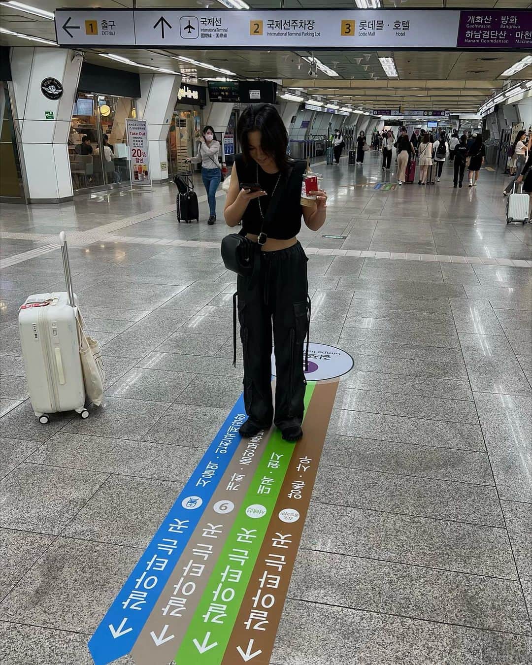 須田朱音さんのインスタグラム写真 - (須田朱音Instagram)「sᴇᴏᴜʟ  近藤家と伍堂家の 7月 #Kon_Go_Do 韓国旅🇰🇷  1ヶ月半くらい本当にこの日を楽しみに生きていた。  WOWPASS作って初の電車に乗ったよ。 駅のコンビニや雑貨屋さんの誘惑やばいね笑  本当は推しのT-moneyカードにしたかったけど、 WOWPASSは外貨のまま入金出来て、両替も出来たよ💱  プリペイドカードの役目と、 交通カードの役目が両方備わってるから Suicaみたいな感じかな🚇  Hotelは江南にある  📍@patio7hotelseoul  夜遊びもするし寝るだけだから スタンダードなお部屋です。  気になるホテルもチラ見したし、 次回も江南に泊まるかなぁ〜」7月16日 22時36分 - akane_godo