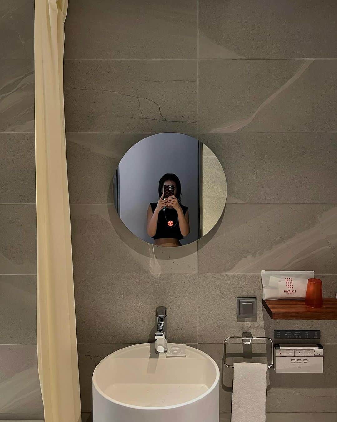 須田朱音さんのインスタグラム写真 - (須田朱音Instagram)「sᴇᴏᴜʟ  近藤家と伍堂家の 7月 #Kon_Go_Do 韓国旅🇰🇷  1ヶ月半くらい本当にこの日を楽しみに生きていた。  WOWPASS作って初の電車に乗ったよ。 駅のコンビニや雑貨屋さんの誘惑やばいね笑  本当は推しのT-moneyカードにしたかったけど、 WOWPASSは外貨のまま入金出来て、両替も出来たよ💱  プリペイドカードの役目と、 交通カードの役目が両方備わってるから Suicaみたいな感じかな🚇  Hotelは江南にある  📍@patio7hotelseoul  夜遊びもするし寝るだけだから スタンダードなお部屋です。  気になるホテルもチラ見したし、 次回も江南に泊まるかなぁ〜」7月16日 22時36分 - akane_godo
