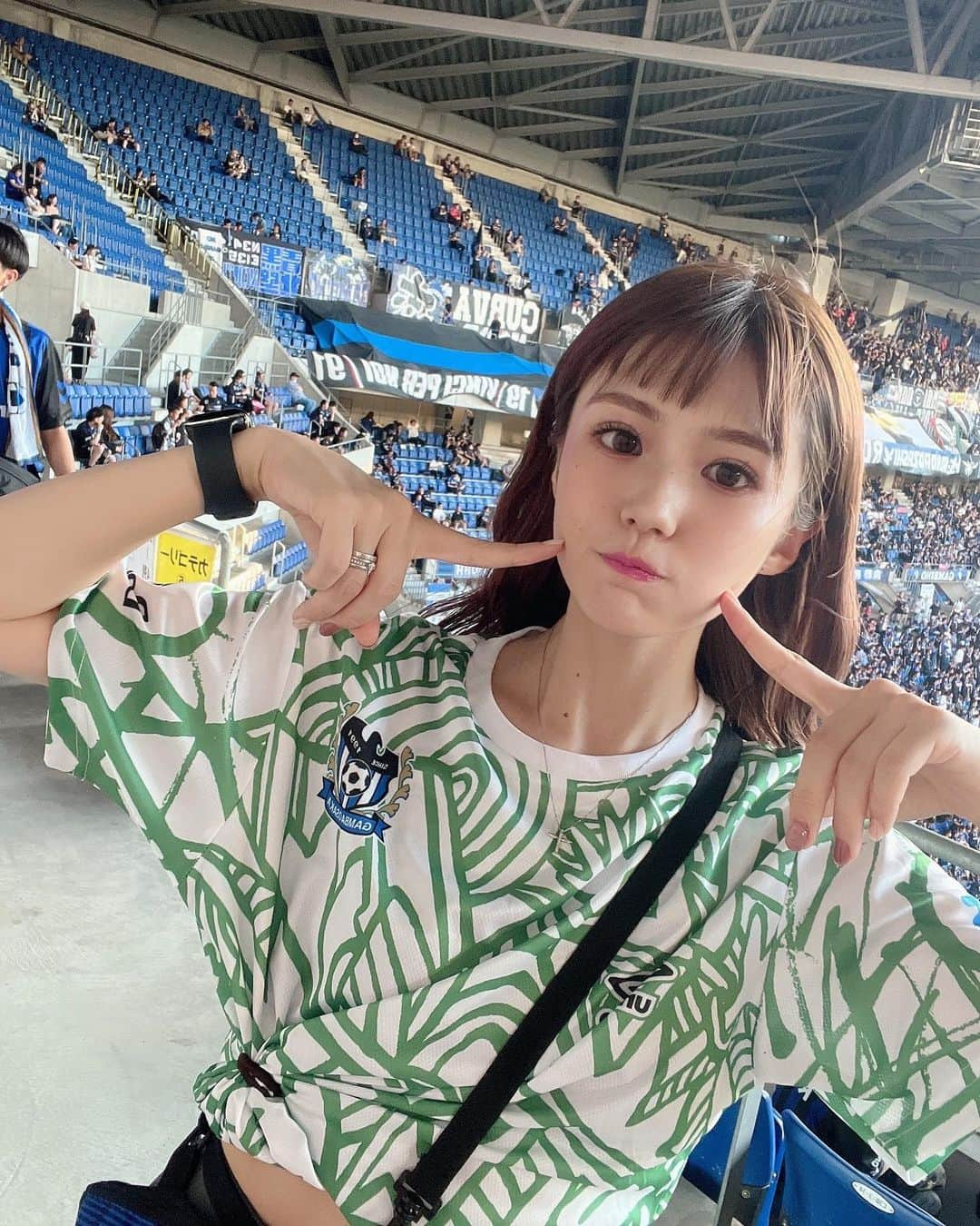 蒼井ちあきのインスタグラム：「▶︎柏戦@ﾊﾟﾅｿﾆｯｸｽﾀｼﾞｱﾑ吹田  ⚡️3-1勝ち！！！！  暑すぎてお水3本飲んだ💧 みんなも熱中症気をつけてね🥵  #ガンバ大阪 #柏レイソル #jリーグ #パナスタ #ガンバサポ #サッカー観戦 #スポーツ観戦 #ユニフォーム女子 #サッカー #jリーグ観戦 #j撮り」