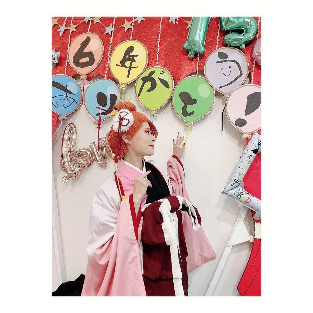 夢月せらのインスタグラム：「文ステ振り返り。  尾崎紅葉 強くて凛として自分が大切に思うものへの想いが強い 一人の女性としてとても魅力的な人でした。 紅葉さんに出会えてよかった。 苦労も悩みも共に経験し、それでも紅葉さんという人に近づきたくてもっと知りたくて、私の人生の一部になっていました。  本当にありがとう。出会えてよかった！  お稽古場で着ていた浴衣や打掛けに使っていたお着物。  姐さんのアナザーブロマイドのお衣装は、白のオールインワンに赤帯を巻き、シルバーの帯留めをしたものでした💖 この和洋折衷な感じが撮ってオシャレで大好きだった🥰  大ぶりのピアスもお気に入りでした♡  これにて終劇！！」