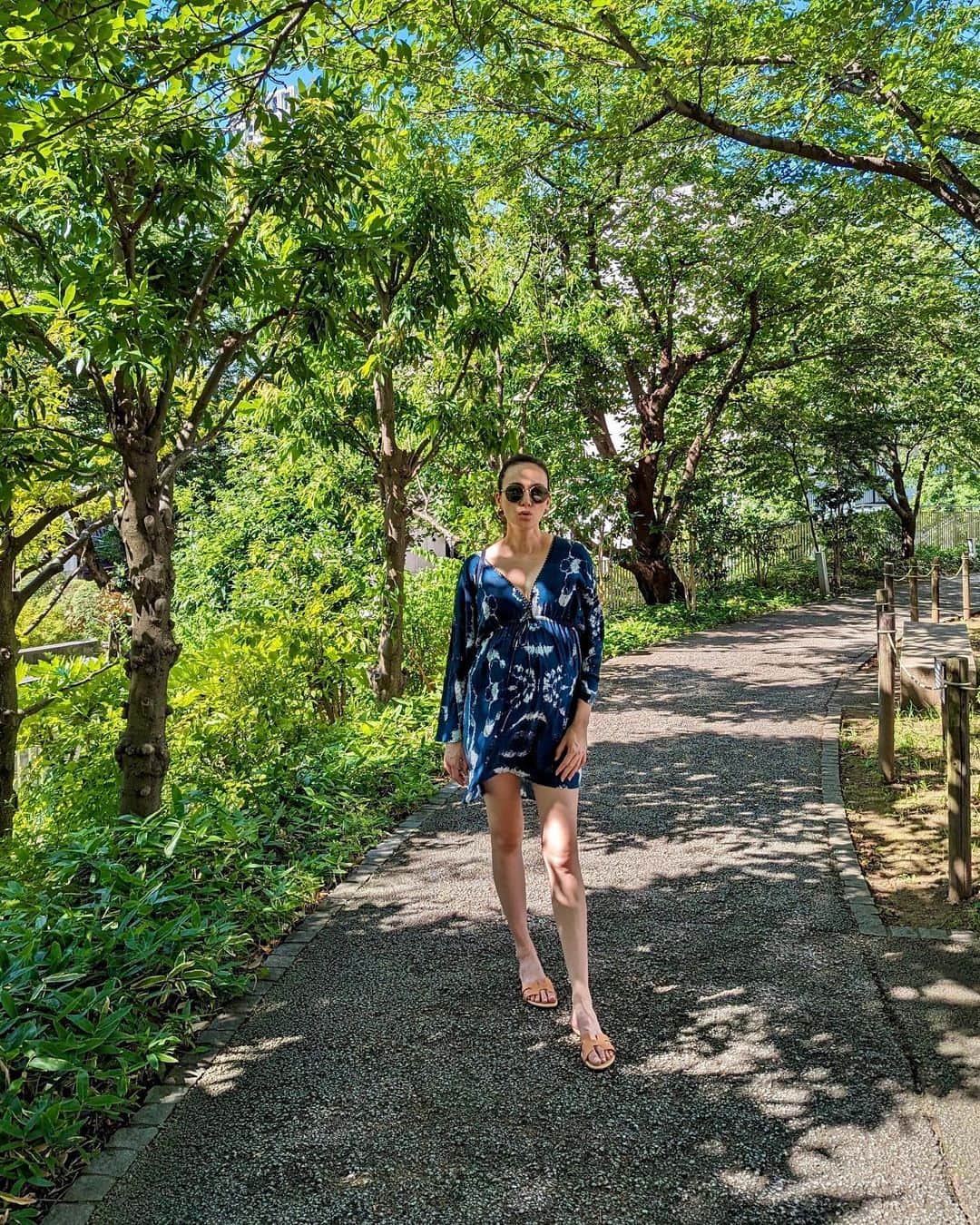 シャウラのインスタグラム：「あ、あつい。あつすぎる。 大好きなお散歩も当分お預けですね。なんとか笑顔。😅 Insanely hot in Tokyo. 🥵 Somehow managed a smile. 😅 #tokyo #summer #heat #夏 #暑い」