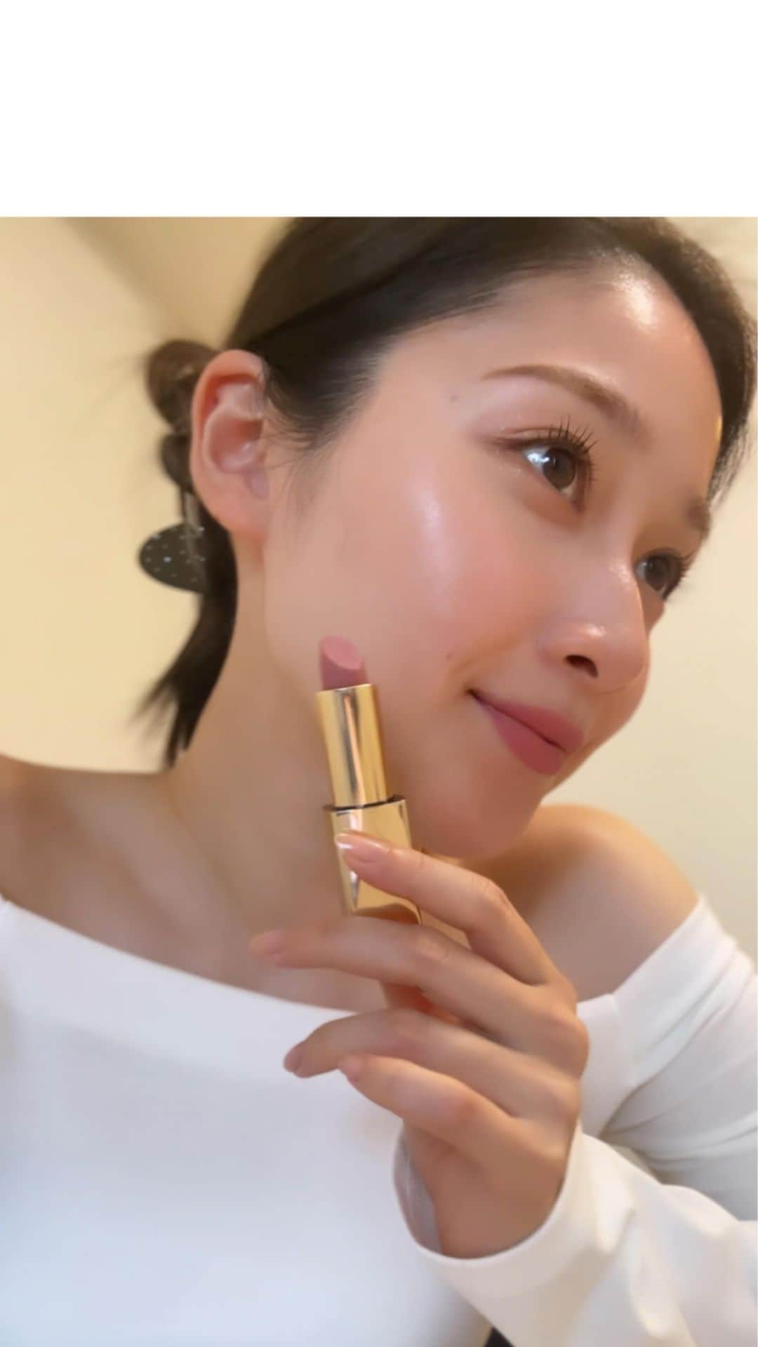 熊谷江里子のインスタグラム：「マットリップあんまり使わなかったけど これはヘビロテ！！縦じわなりにくいし色が可愛すぎる。 @esteelauderjapan  Pure Color Matte Lipstick 816」