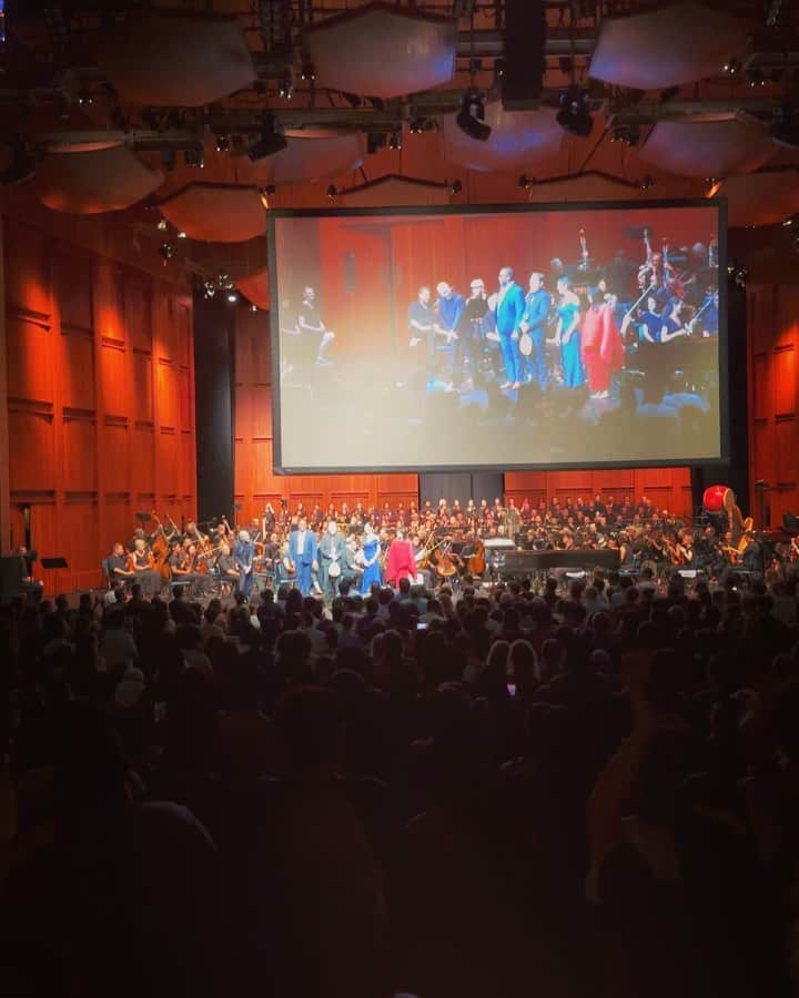 久石譲のインスタグラム：「The audience kept listening despite the rain. wonderful!   #rain #concert #music #studio #ghibli #usa #family #pregnant #baby  #久石譲　#JoeHisaishi」