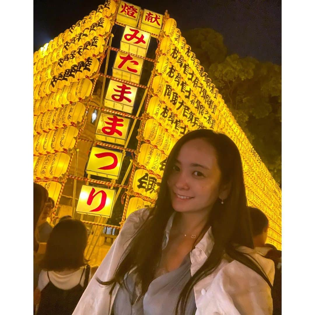 脊山麻理子さんのインスタグラム写真 - (脊山麻理子Instagram)「靖国神社のお国のために尊い命を捧げられた英霊を慰める、みたままつりに行ってきました。3万個の献灯の黄金色の光は荘厳♡東京ねぶたも素敵でした。4年ぶりとなる「納涼民踊の集い」も復活、蝉も鳴いていて、夏のはじまりを感じられました。 #2023夏 #靖国神社 #みたままつり #鎮魂 #東京ねぶた連合會」7月16日 22時45分 - mariko_seyama_milkpon