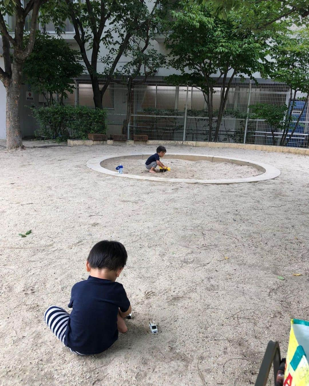 生島早織さんのインスタグラム写真 - (生島早織Instagram)「疲れた時💦  嫌なことがあった時💦  気持ちが落ちそうになる時💦  何もなくても見てしまう❤️  そして、元気になれる😍  グーグーグー👍  長男3歳、レストランにて🇺🇸  今では味にうるさい7ちゃい😅 味が濃いとか薄いとか・・・💦 必要以上に薬味を欲しがったり😅  食のこだわり強め🤣  子供は美味しいものしか食べない😂  お菓子や化学調味料だらけで無い味をしっかり知って貰いたくて離乳食から頑張ってきました❣️  お陰でお野菜もお魚も勿論お肉もなんでもよく食べる❣️ フルーツや珍味まで😅  日本は食材が豊富✨ 育児をする上ではとても重要な事だと改めて感じます。 今はキッズアスリート用の食事🍽  明日はお弁当何を入れようかなぁ〜🍱  #双子育児 #双子ママ #海外生活 #海外育児 #食育 #味の好み #キッズアスリートフード  #お気に入り動画 #食」7月16日 22時46分 - saori.ikushima