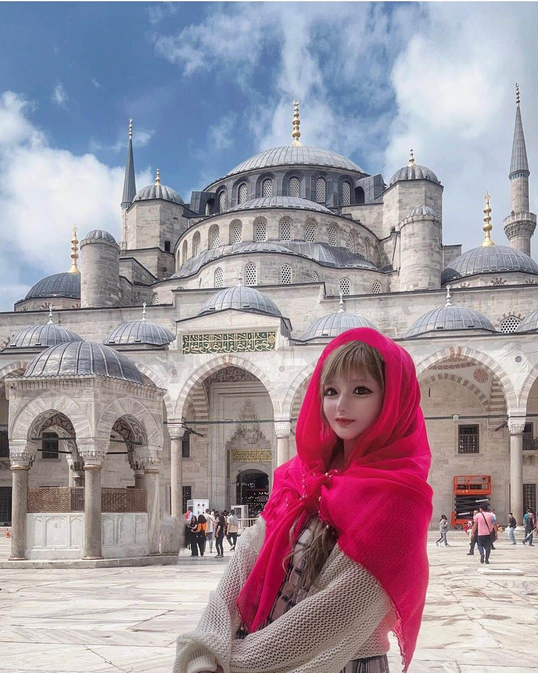 まっぴーのインスタグラム：「📍イスタンブール🇹🇷 ブルーモスクこと、スルタンアフメト・モスク🕌✨  ５〜10枚目 アヤソフィア🕌 夜のライトアップもキレイやった😍  自撮りやしなぁ…😮‍💨迫力が伝わる良い写真ないなぁ😭😭一人旅の宿命かな😇💦  どっちも入場無料✨貧乏旅行やからありがたい🥹🙏❤️ めちゃくちゃえげつないほど並ぶって聞いててんけど、15分も並ばず入れた🙌 外観もモスク内もアラジンな世界でめちゃ素敵やった🥰落ち着く空間やったし座ってぼーっとしてめちゃくつろいでた🧎‍♀️笑  お気に入りの場所は何回でも行きたい派✌️ これは🇹🇷着いて２日目で、カッパドキア行った後にもう一回イスタンブールもどってくる予定やったから、この🕌も２回目行く計画してたけど、予想外の予定変更でリベンジならずでした😇  🕌すぐ近くのホテルやったから、滞在中この辺めちゃくちゃ放浪してたな🚶‍♀🤣️🎵もぉ懐かしく感じるー！！🥺✨  #トルコ旅行 #ひとり旅 #イスタンブール #スルタンアフメトモスク #ブルーモスク」