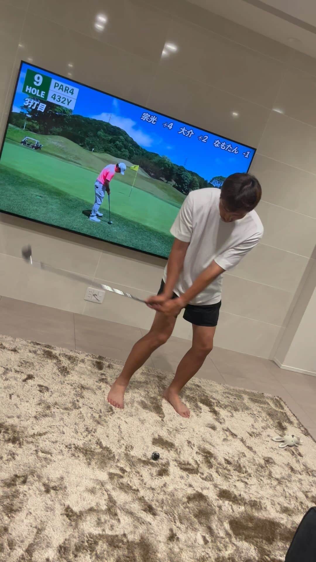 上田剛史のインスタグラム：「ToruGolf TVを見て練習中⛳️ ハンドファースト練習中👆 めちゃくちゃ参考なる🎉 @torugolf.mumumu   #torugolftv」