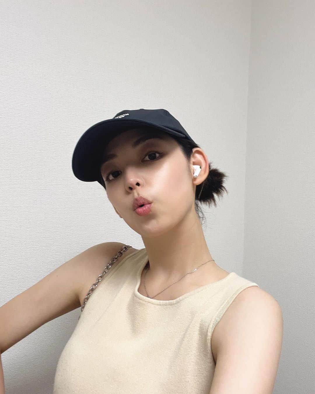 仲美咲のインスタグラム：「#gymday  トレーナーさんが最近の女性は美意識が高くてパーソナルをやる人が増えたのかお尻が上がってきてる人が多くなったって言ってて私も負けないように頑張る💪  トレーニングも大きな筋肉から徐々に部分的なトレーニングも増えてきた！！  今日もお疲れ様でした🤍  #gym#ジム#training#トレーニング#パーソナル#style #美尻」