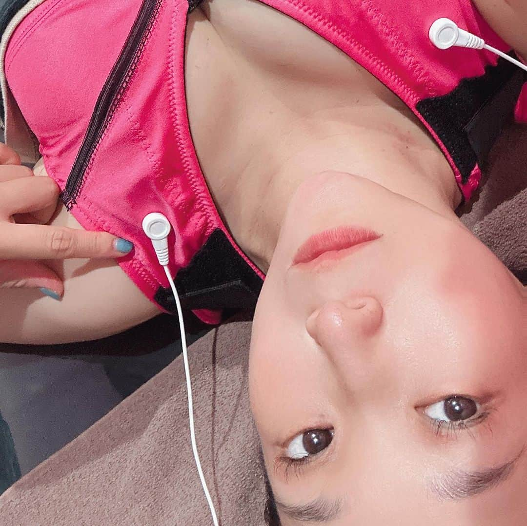 世手子さんのインスタグラム写真 - (世手子Instagram)「Surprise bust up❣️❣️❣️ Swelling is refreshed by flushing the meat on the back（＾ω＾） The two arms are also refreshing and the best💖💖💖 もう凄すぎてびっくり❣️ @didia.bebe_otaka  #セルフエステサロン #ダイエット #ミラクルバスト 行ってきました(*'▽'*) 背中のお肉を流してむくみスッキリ 二の腕もスッキリ❤️ 脅威のバストアップ(=´∀｀) あぁ育児ってこんなにも身体が、、、って思い知らされました(*´ー｀*) これは画期的なエステです(*´ω`*) ハンドマッサージはもちろん #megamiブラ の凄さ)^o^( super ion waveの微弱電流の効果が素晴らしすぎました(*ﾟ▽ﾟ*) 全然ピリピリしないよ（＾＿＾）☆ 是非 #産後ママ に 育児で頑張ったご褒美として感動してほしい施術(*´-`)  「世手子の紹介」とスタッフに伝えるとミラクルバスト・Bebeのオーヴル毛穴フェイシャルが10%オフで施術受けられちゃうよ（＾_＾） 是非使ってみてね( ◠‿◠ )  #ミラバス #千葉エステ #流山おおたかの森 #痩身ダイエット  #ドタバタ育児  #二児のママ  #2児育児 #赤ちゃんのいる暮らし  #3歳男の子 #3歳差育児  #二児の母 #二児ママ  #ママシンガー  #二児育児 #2児ママ #2児のママ #赤ちゃんのいる生活 #カラキャス」7月16日 22時50分 - rojide