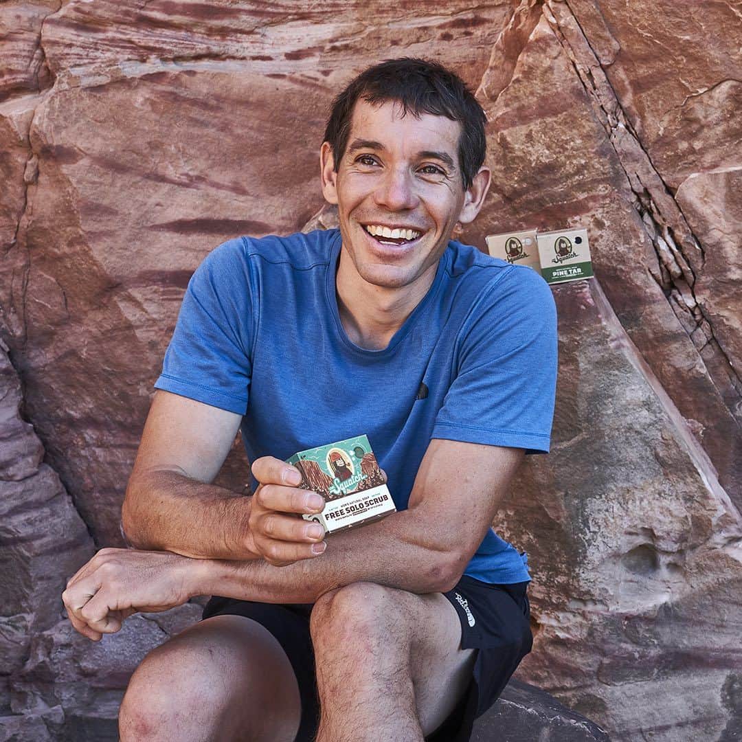 アレックス・オノルドのインスタグラム：「Fun Fact: Back when I free soloed El Capitan, I used to steal hotel soap. I told @drsquatch this story and they created Free Solo Scrub so I'll never have to shower with hotel soap again.  Inspired by my free solo climb up Yosemite's El Capitan, this bar is like a memory capsule that captures all the scents from that day... Grab this limited edition natural soap bar today!」