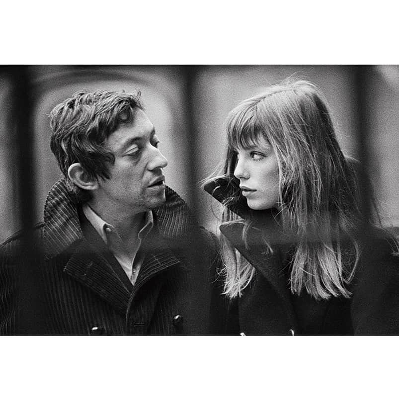 SHOKOさんのインスタグラム写真 - (SHOKOInstagram)「Jane Birkin… 25年くらい前に、ジェーン・バーキンに、妹と一緒に会いに行きました。渋谷の文化村オーチャードホールだったかな。全てがカッコよくて、自然で美しくて、素敵だったな。サインをねだった時に、向けてくれたクシャっとした笑顔はずっと忘れられません。生き方も、セルジュとの関係も、シャルロットをはじめ娘たち、イギリス人でありながらパリジェンヌである存在感も、憧れであり、映画や音楽などの作品やファッション、活動や言葉にもたくさんの影響を受けました。 明日はTony Frankが撮ったMelody NelsonのTシャツを着ようかな… 毎日、明日は何を着ようかな、と考えるのが夜の楽しみですが、こんな寂しい夜があるなんて。想いが溢れます。」7月16日 22時52分 - shoko_london