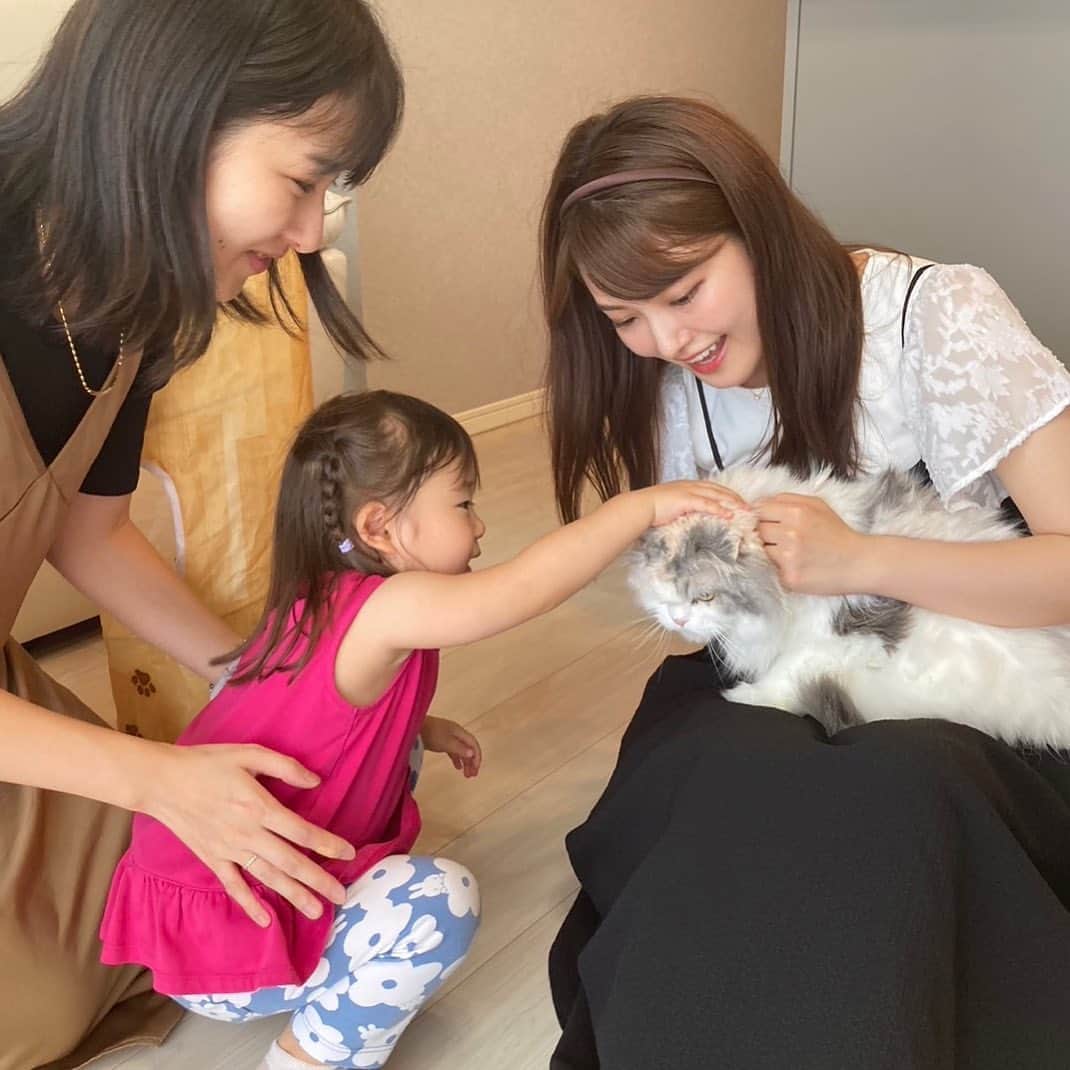 遠野愛のインスタグラム：「好きな人に囲まれて癒された休日🐈 あしたからまた頑張れる☺︎  #姉 #姪 #猫  #久しぶりに会ったらおしゃべりになってておばさん感動 #ねーねあそぼっていってくれる #赤ちゃんから子供になってた👶」