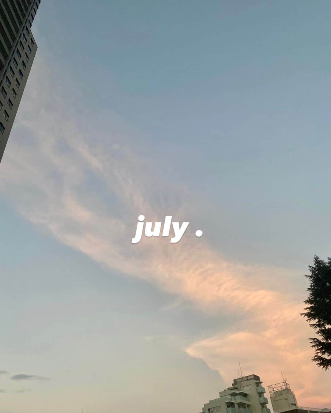 Fushimi natsukiさんのインスタグラム写真 - (Fushimi natsukiInstagram)「だいすきな夏空。 特にこの夕暮れの時間の サーモンピンクとサックスブルーの 混じり合った色がだいすき♥︎  という、7月に入ったよぅっていう #ふしみ空　の更新です。笑 みんなが気にしてくれてるのでUPしとこう (いじってくれるが正しいけど笑)  なんと、7月に入って16日が経ったらしい 衝撃すぎ🫨💓」7月16日 22時54分 - fusshan