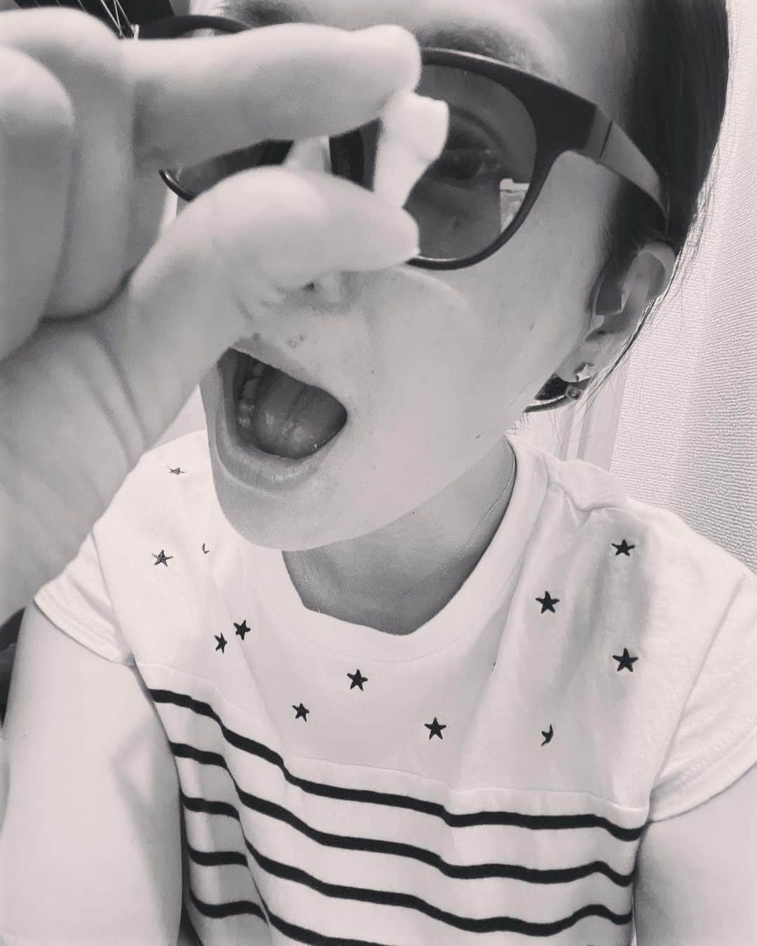 水越結花のインスタグラム：「🦷 うまれてはじめて 親不知を抜きました🩵  痛かったー！けど、 陣痛よりは痛くないし マラソンよりはキツくない。 抜いたのいただいたけど、 これどうしたらいい？いる？笑  無事抜歯後、 🍣昼☞お寿司 🍟おやつ☞マック 🥩夜☞焼肉という やらかしっぷり❤️ あと何食べようかねw 歯が痛いから0カロリー✨  念のため 3連休の予定を詰め込まないようにしてたけど、 ⏰一夜明けて腫れもなく、熱もなく、 なんともないのでたくさん食べて遊んで 消費せねばー🏊‍♀️🚴‍♀️🏃‍♀️🌈👍」