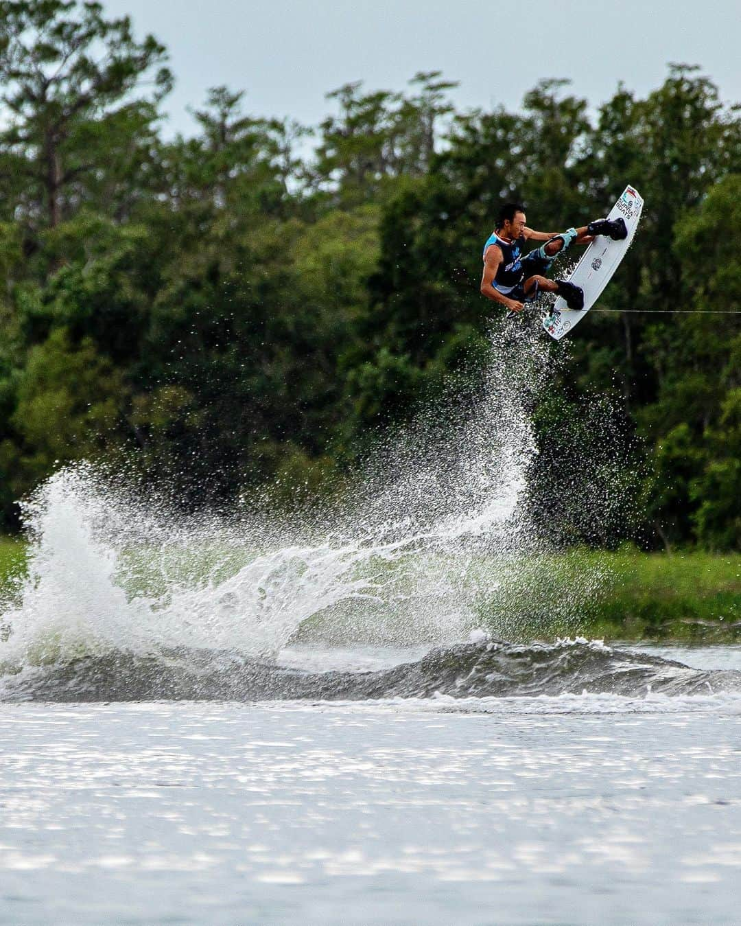 手塚翔太のインスタグラム：「Finished 4th at 3rd stop of @prowakeboardtourofficial last week😎🔥 Had so much fun with new head to head formats and great to see big tricks going down at contest👊🏻 Thank you everyone who supported me and looking forward to move last stop next month!  プロツアー3戦目の結果は4位でした😎🔥 今シーズンの調子は絶好調なのでこの調子で来月の最終戦もかまして行きたいと思います👊🏻 沢山のサポート応援有難う御座いました！  📷:@jeffshotthat 🚤:@supra_boats」