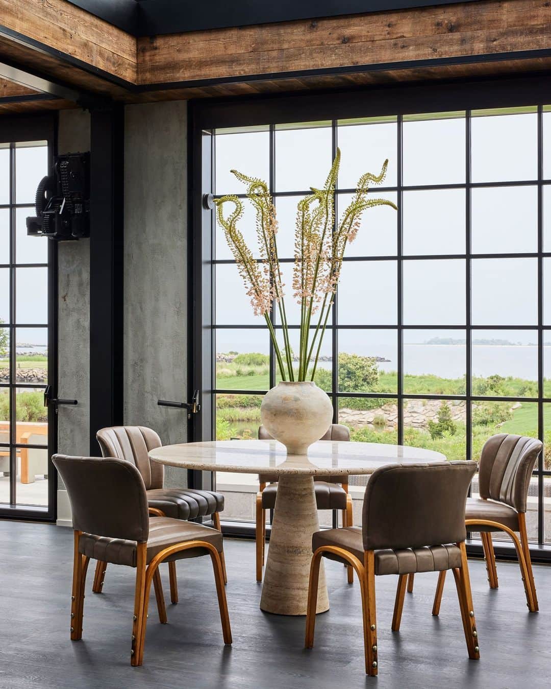 ELLE DECORさんのインスタグラム写真 - (ELLE DECORInstagram)「Who knew industrial-chic design could feel so cozy? This Connecticut beach house, which gives a nod to the English factories of the 19th century, features a soft and inviting interior environment that contrasts pleasingly with its imposing exterior. “The envelope of the home is all very gray and black, so we used a more neutral earth-toned palette that includes a ton of natural fibers and materials—lots of jute, wood, leather, and stone—to infuse it with warmth and a beachy, family-friendly feel,” says @jesseparrislamb designer Amanda Jesse, who alongside Whitney Parris-Lamb, brought this complicated residential structure to life.   Click the link in bio to tour the rest of this epic escape, as shown exclusively on elledecor.com. Written by @davidbryannash. Photographed by @nicole_franzen.」7月16日 23時00分 - elledecor