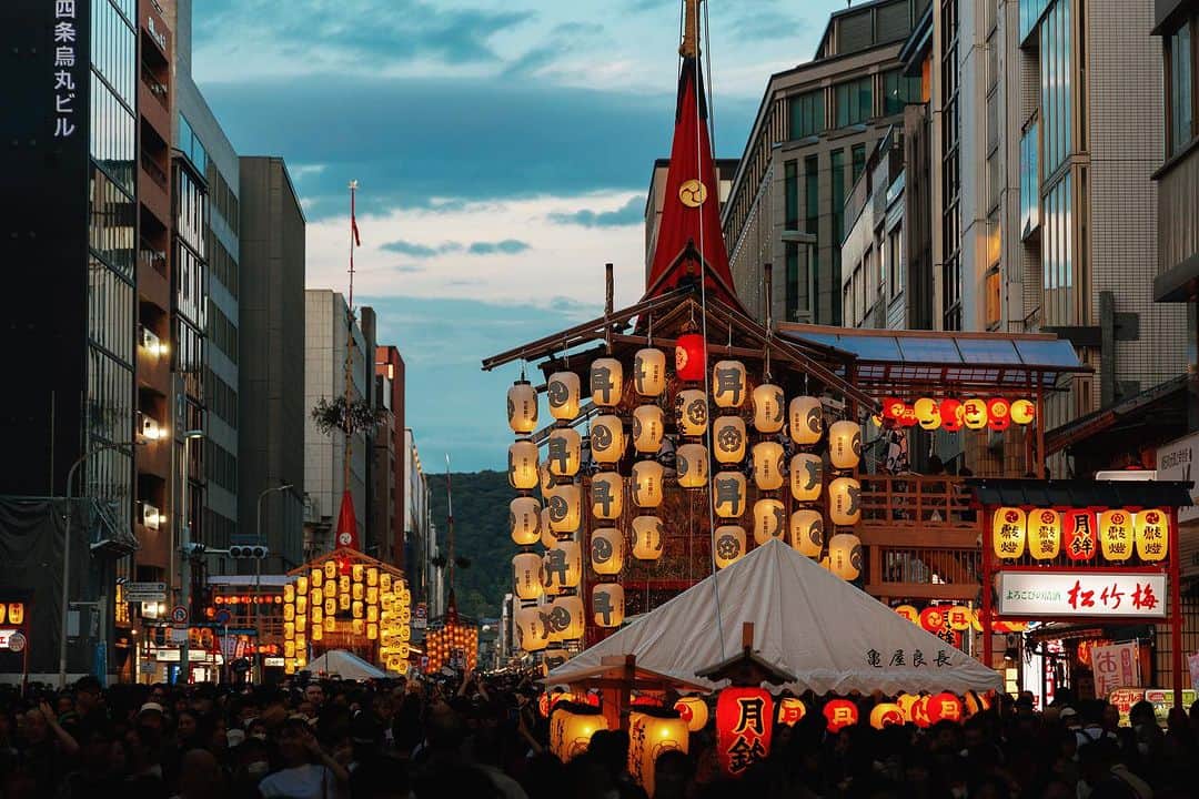 京都いいとこフォトのインスタグラム：「. 祇園祭宵々山。 明日はおそらく灼熱の中、前祭山鉾巡行です！ . Date : 2023.7.15 Location : #gionfestival #gionmatsuri #祇園祭 Photo : @kohei713 .」