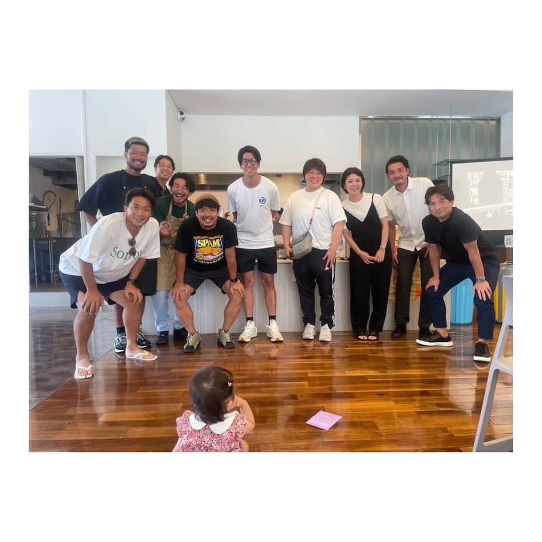 のインスタグラム：「・ ・ 先日の⚽️仲間のイベントにフラーっと顔出しちゃいました✨  ウニパスタ🍝 バインミー🥖 カフェラテ☕️  全て美味しすぎた🤍  口コミだけで集まる人脈の広さに驚きました‼︎ みんなスゲ〜わ‼︎  福西さんにもまたまたお会い出来た✨  ノリ君の仕事してる風がいい味だしてたわ😂笑  またイベントがあったら、フラーっと現れますのでよろしくお願いします🤭  愛さん 次こそはプールとか言わずに一緒に行きましょうね🥴笑 @ai_dayooon  ・ ・ #料理で人を幸せにできる人しょうたくん #コーヒーでホッと出来る時間をくれる人しんやくん #なんか全てがええ人ノリくん #来る人みんな笑顔 #仲間って最高 #仕事への刺激をもらえます #頑張ろうって思える #感謝 #smile😊」