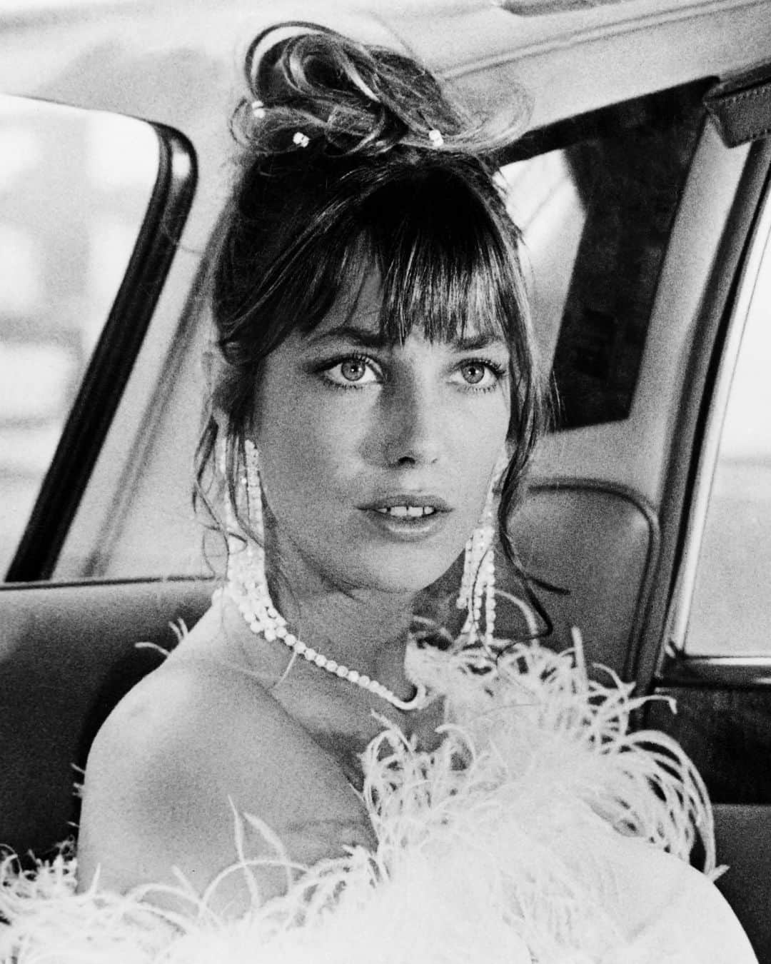 Blonde Saladさんのインスタグラム写真 - (Blonde SaladInstagram)「Farewell to icon Jane Birkin. Muse, antidiva and face of a cinema of yesteryear. Together with Serge Gainsbourg they formed the most iconic and scandalous couple of the 1970s, thanks in part to the unforgettable 1969 duet "Je t'aime... moi non plus." The Hermès maison bag that bears her name has always been an anecdote that somehow amused her. It seems that in 1984, during a flight from Paris to London, where Jean-Louis Dumas, the fashion house's designer, was also traveling, she opened her Hermès bag from which several items fell out. Dumas then took the bag and returned it to her a few weeks later, with the addition of a pocket - which later became an indispensable part. A prototype was then made especially for the actress, renamed "Birkin."   📸 Getty Images  #JaneBirkin #icons #Hermes #BirkinBag #RIP #TheBlondeSalad」7月16日 23時03分 - theblondesalad