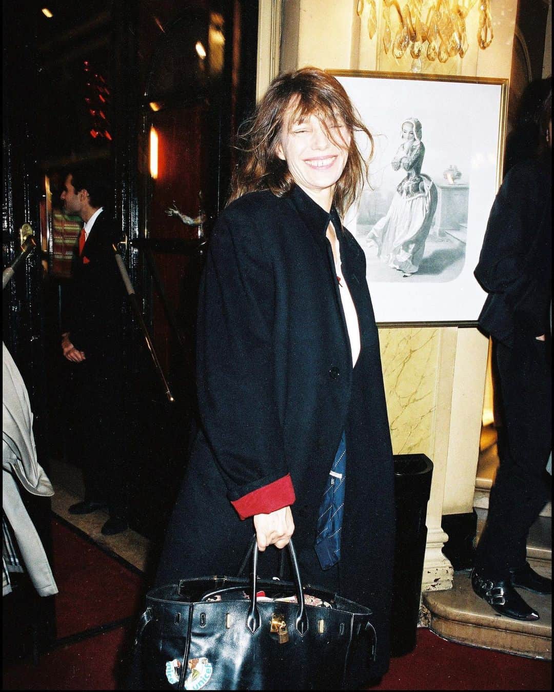 Blonde Saladさんのインスタグラム写真 - (Blonde SaladInstagram)「Farewell to icon Jane Birkin. Muse, antidiva and face of a cinema of yesteryear. Together with Serge Gainsbourg they formed the most iconic and scandalous couple of the 1970s, thanks in part to the unforgettable 1969 duet "Je t'aime... moi non plus." The Hermès maison bag that bears her name has always been an anecdote that somehow amused her. It seems that in 1984, during a flight from Paris to London, where Jean-Louis Dumas, the fashion house's designer, was also traveling, she opened her Hermès bag from which several items fell out. Dumas then took the bag and returned it to her a few weeks later, with the addition of a pocket - which later became an indispensable part. A prototype was then made especially for the actress, renamed "Birkin."   📸 Getty Images  #JaneBirkin #icons #Hermes #BirkinBag #RIP #TheBlondeSalad」7月16日 23時03分 - theblondesalad