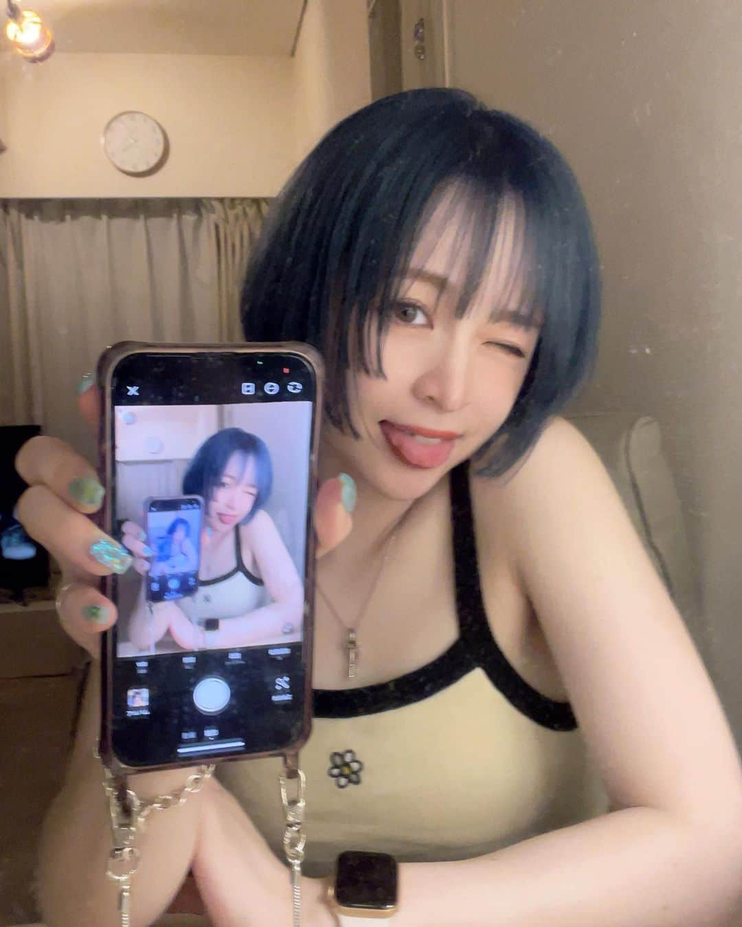 じゅりのインスタグラム：「🩵  髪色可愛い内にたくさん写真 撮っておきたいけど中々撮る機会ない( ◠‿◠ )💭 まずは日中出かけねば…🤔（引きこもりゲーマーすぎる）  #自撮り #selfie #ミニボブ #ボブ」