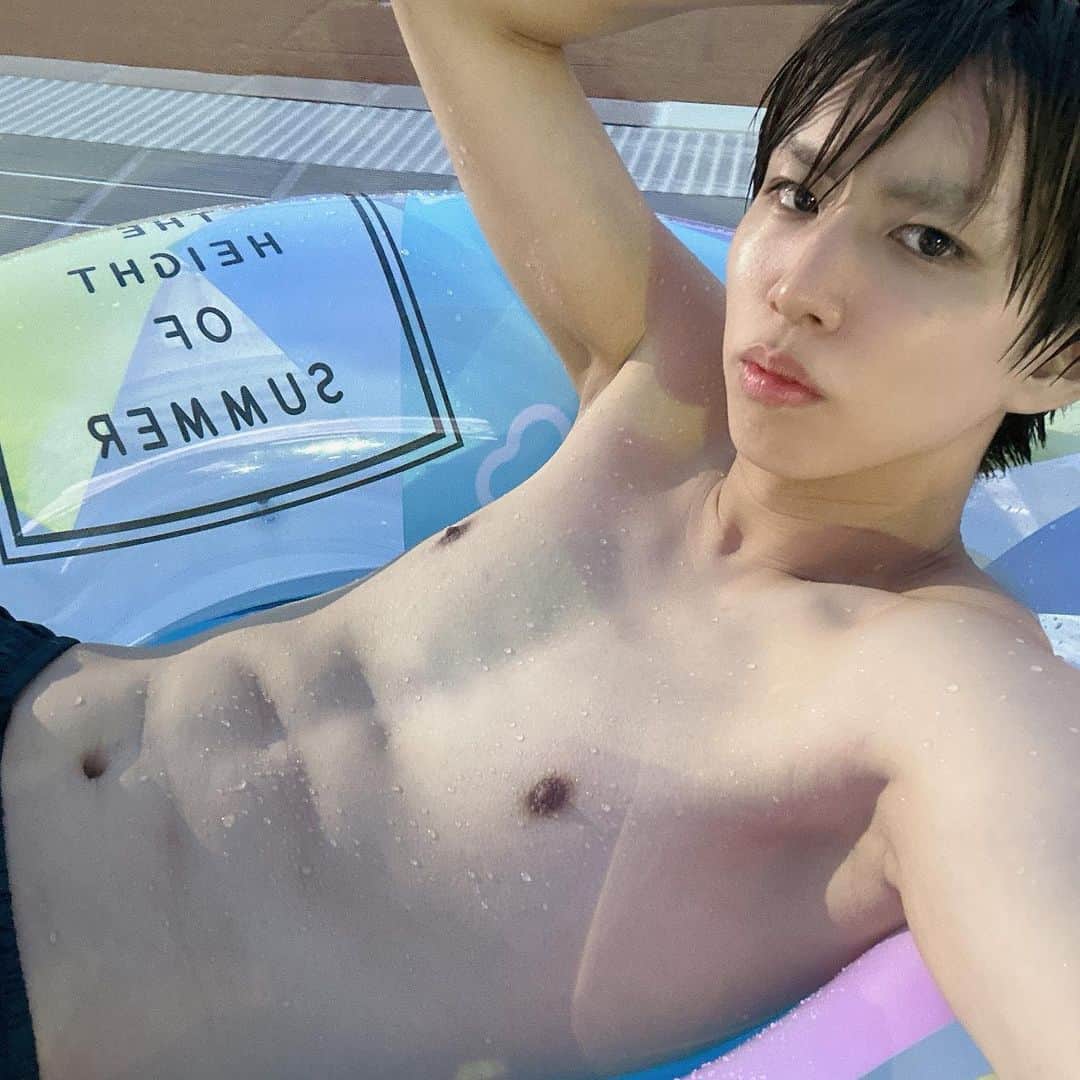 はじめしゃちょーのインスタグラム：「かろうじて腹筋割れてる🏊‍♂️」