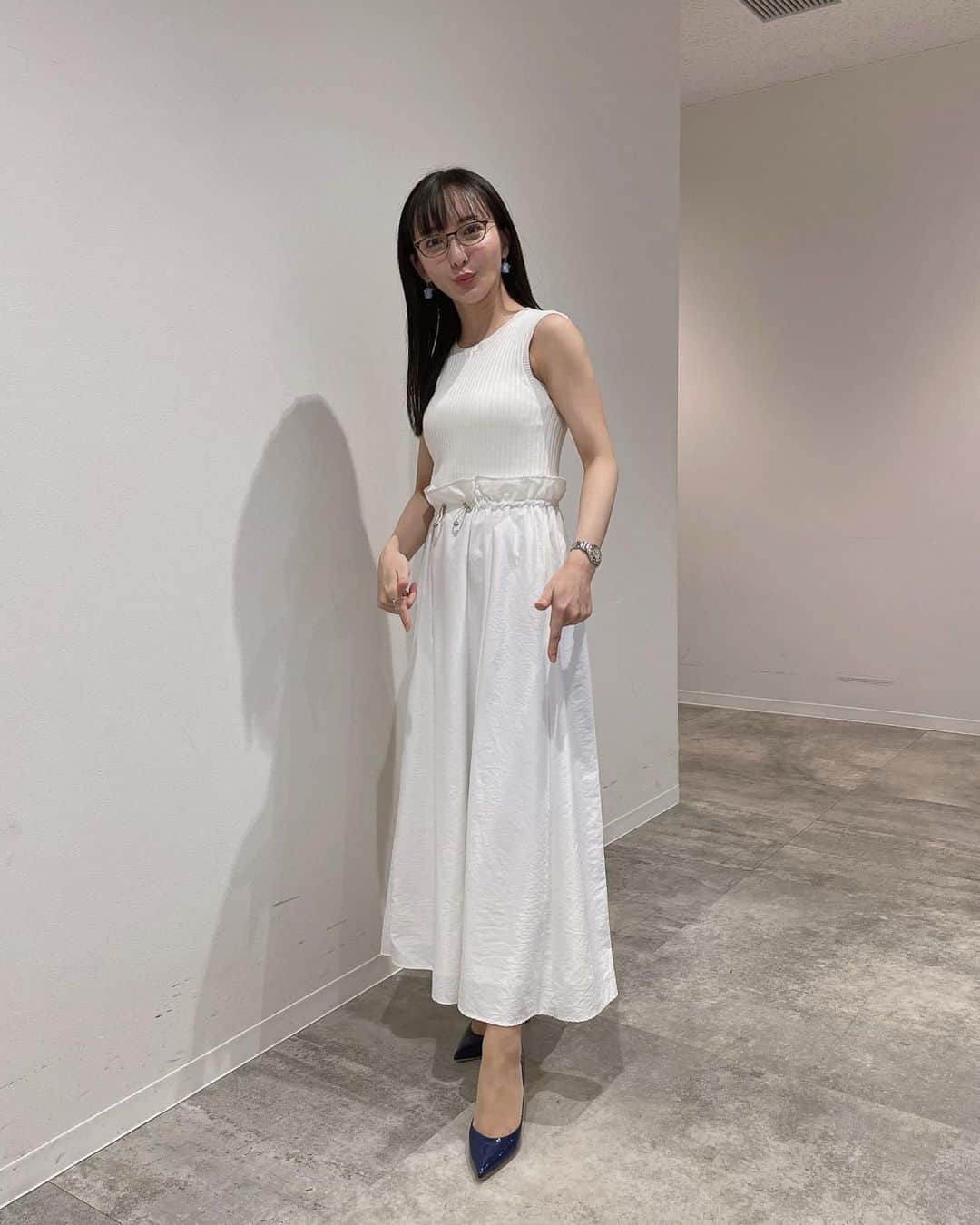 松澤千晶のインスタグラム：「AT-X生放送のお衣装。 夏らしい白いワンピースと、ネイビーのお靴の色合いが素敵でした✨  onepiece @randa_pic shoes @dianashoespress jewelry @abiste_official  表情は今のところ、微笑むか口尖らせるかの2パターンしかありません。」