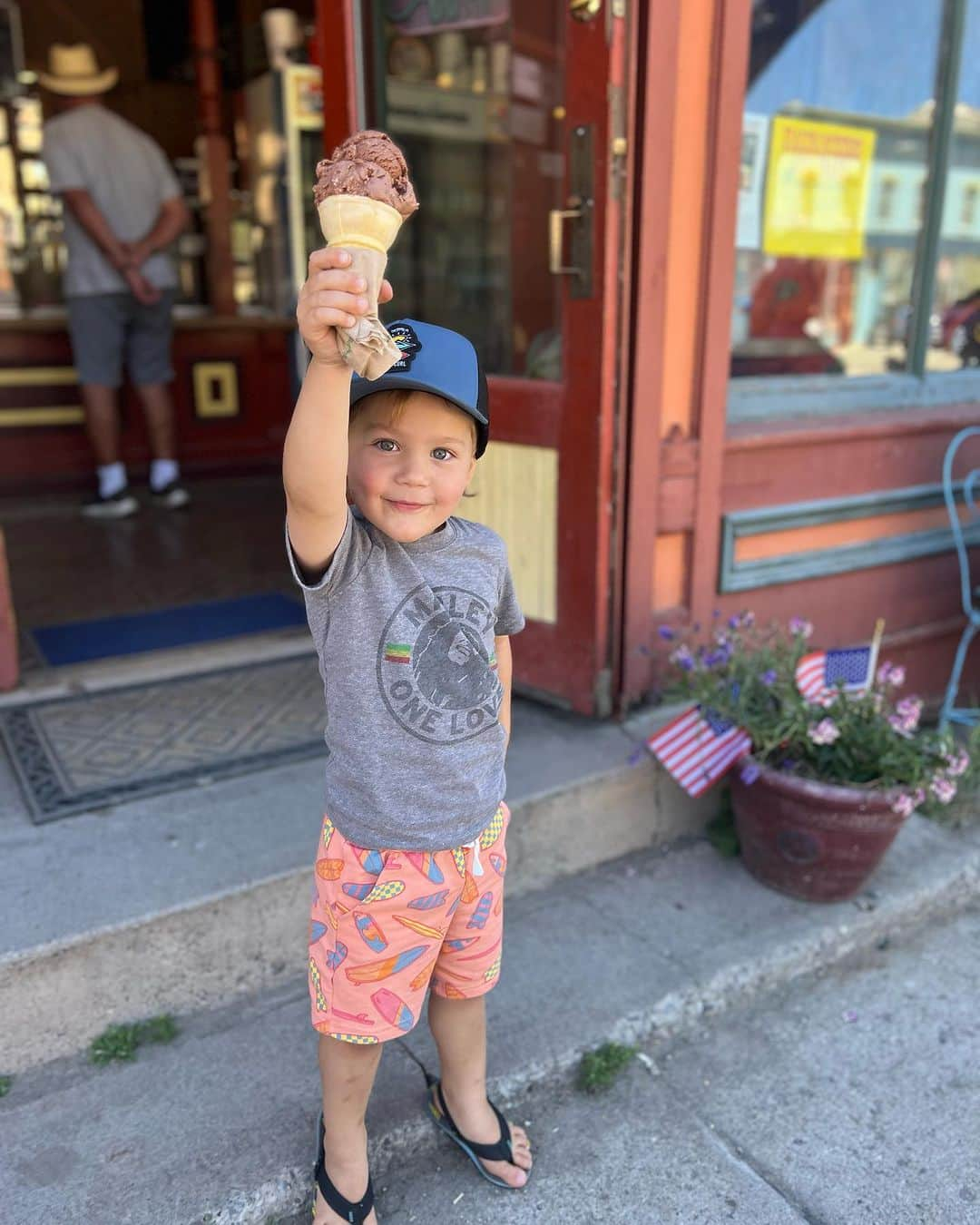 アラナ・ニコルズさんのインスタグラム写真 - (アラナ・ニコルズInstagram)「Summer summer SIENNA TIME☀️   We packed up the #toyotasienna, roadtripped 15 hours home to New Mexico and arrived right on time to welcome the sweetest baby boy into the family.  We all made a new core memory for @roytuscany and Gunnar when we visited the Grand Canyon. We celebrated the 4th with the best friends, licked about 15 ice cream cones, biked around the Bosque, fed ants, met new cousins, drove to my hometown and then on to the beautiful San Juan mountain range and paddle boarded the reservoir…it’s been amazing.  But truly the best part of having my own vehicle here has been the ability and freedom I’ve had to participate and help my family. I was able to drop lunch off at the hospital and go to the store or Home Depot when I needed to. Take my son to the aquarium or pop into a cool looking thrift store we just happened to drive by, visit my old highschool friends…Oh and not to mention the perfect peace that comes with sitting in the AC while Gunnar takes a car seat nap.   Driving and being mobile is a joy and a luxury that I do not take for granted, I’m so grateful🙏🏼  #toyotapartner @teamtoyota #graditude  #letsgoplaces」7月16日 23時15分 - alanathejane