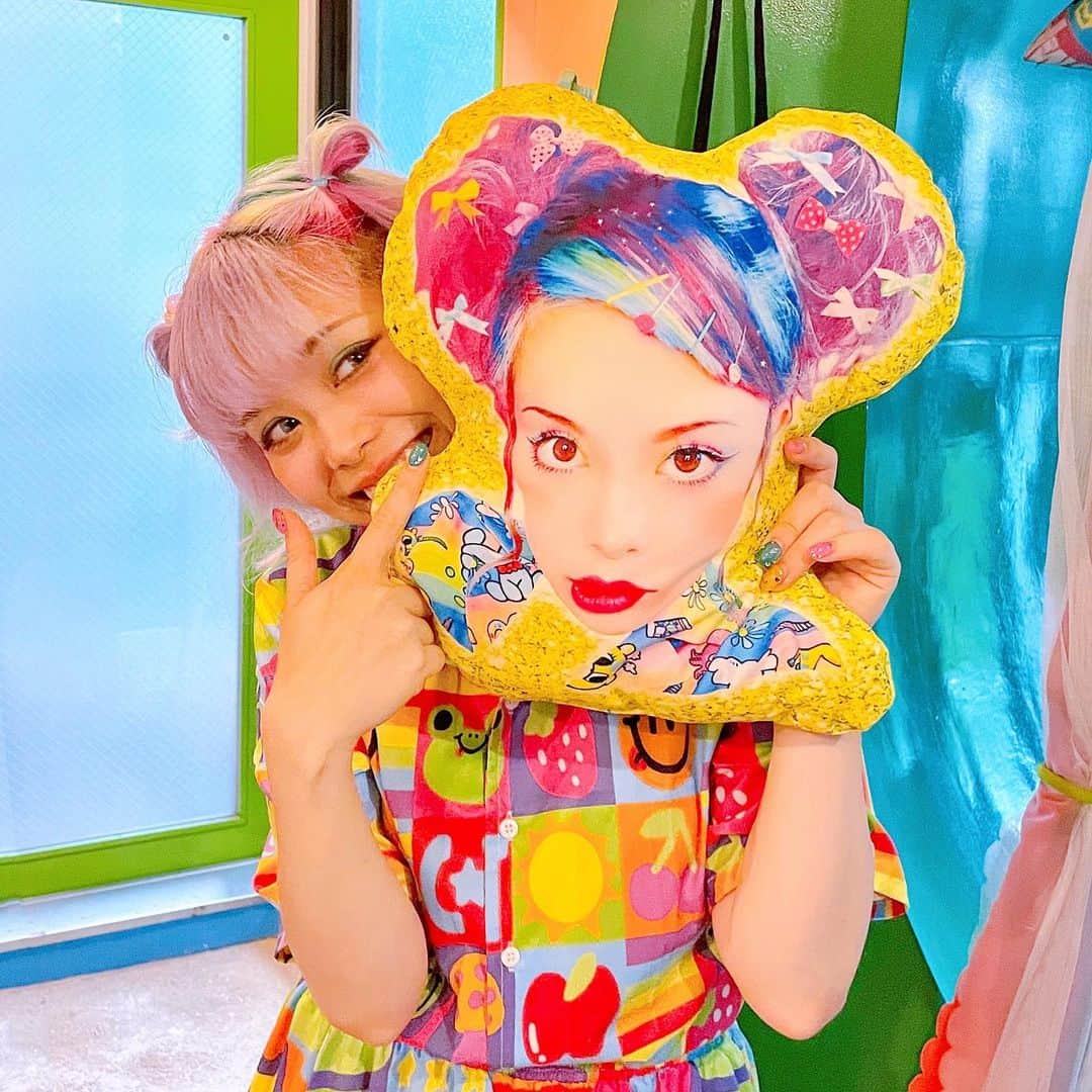 紅林大空のインスタグラム：「🥳🌼🌈 くれちゃん× Village Vanguard  @villagevanguard_official コラボ発売🎉 ⋆ 本日7/16(日)まで、ヴィレヴァン コラボの 限定グッズを予約販売しています💓 ⋆ URLはストーリーズからどうぞ💁🏻‍♀️🌈」