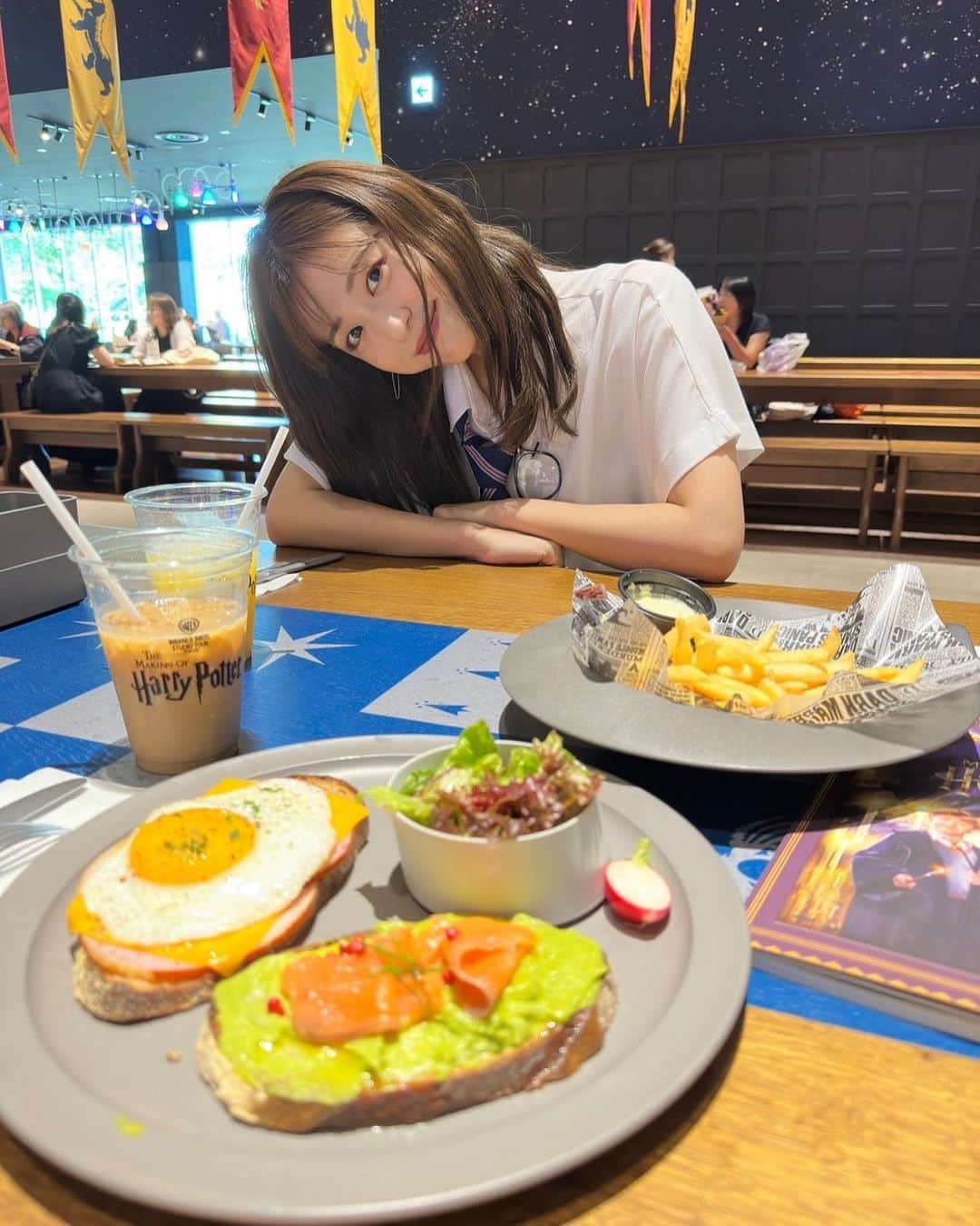 長谷川愛のインスタグラム：「まだまだあるから載せちゃいます☺️✨  メイキングオブハリーポッター 🎓👓  見てもらうとわかるのですが、一人だけ衣装チェンジしてます😆 制服コーデが恥ずかしかった場合の時の服もありました笑笑  まだありますが、一旦ここまでにしようかな☺️  #ハリーポッター #ハリーポッタースタジオツアー #メイキングオブハリーポッター #ハリーポッターコーデ  #ハリーポッターカフェ  #ハリーポッターの世界 #ハリーポッターエリア #harrypotter #harrypotterfan #harrypotterworld」