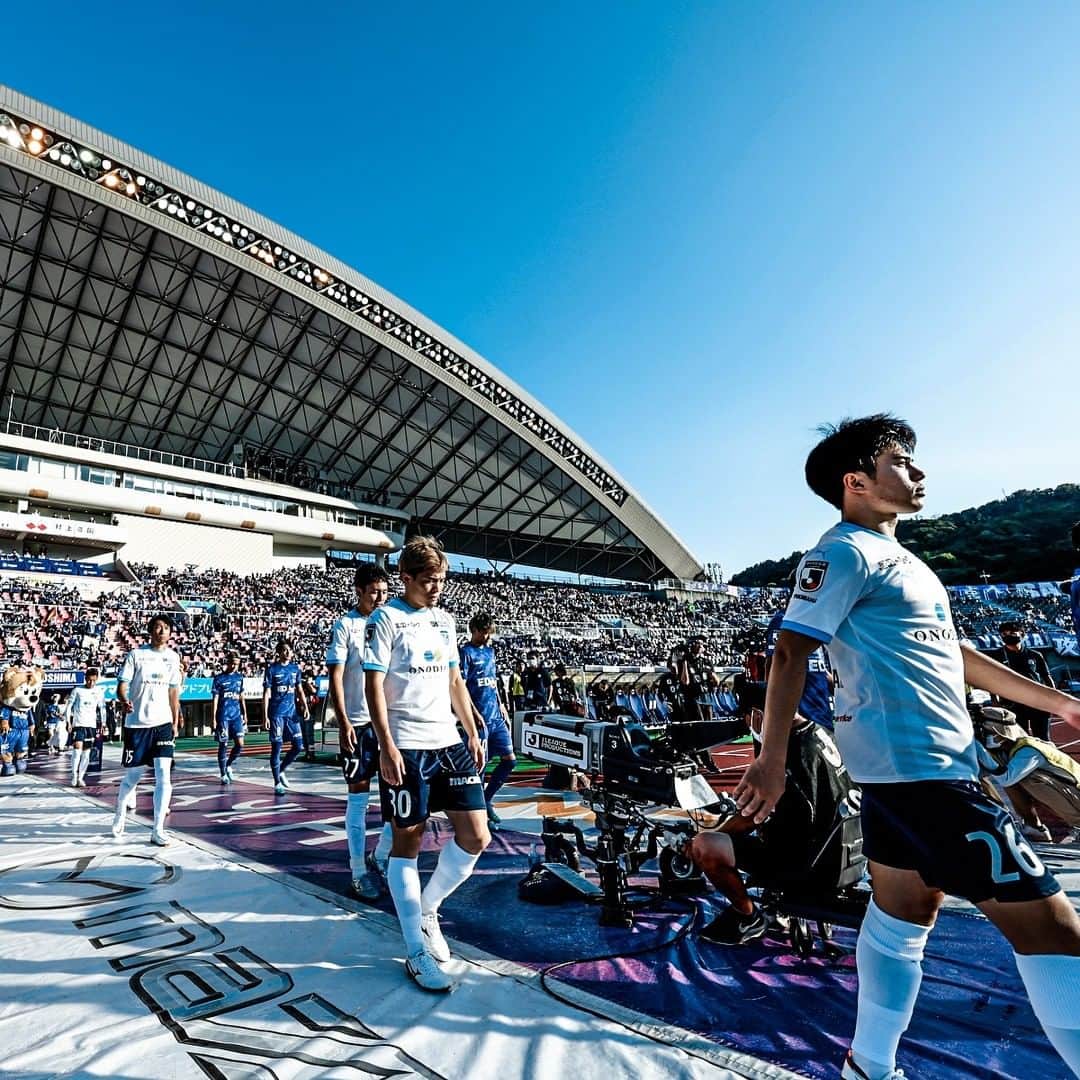 横浜FCさんのインスタグラム写真 - (横浜FCInstagram)「サンフレッチェ広島戦、たくさんのご声援ありがとうございました。  本日をもって一時中断期間に入ります。届かなかった勝点3を8月6日三ツ沢で必ず掴み取りましょう。 #yokohamafc  #横浜FC  #Jリーグ  #JLEAGUE  #HAMABLUE」7月16日 23時28分 - yokohamafc_official