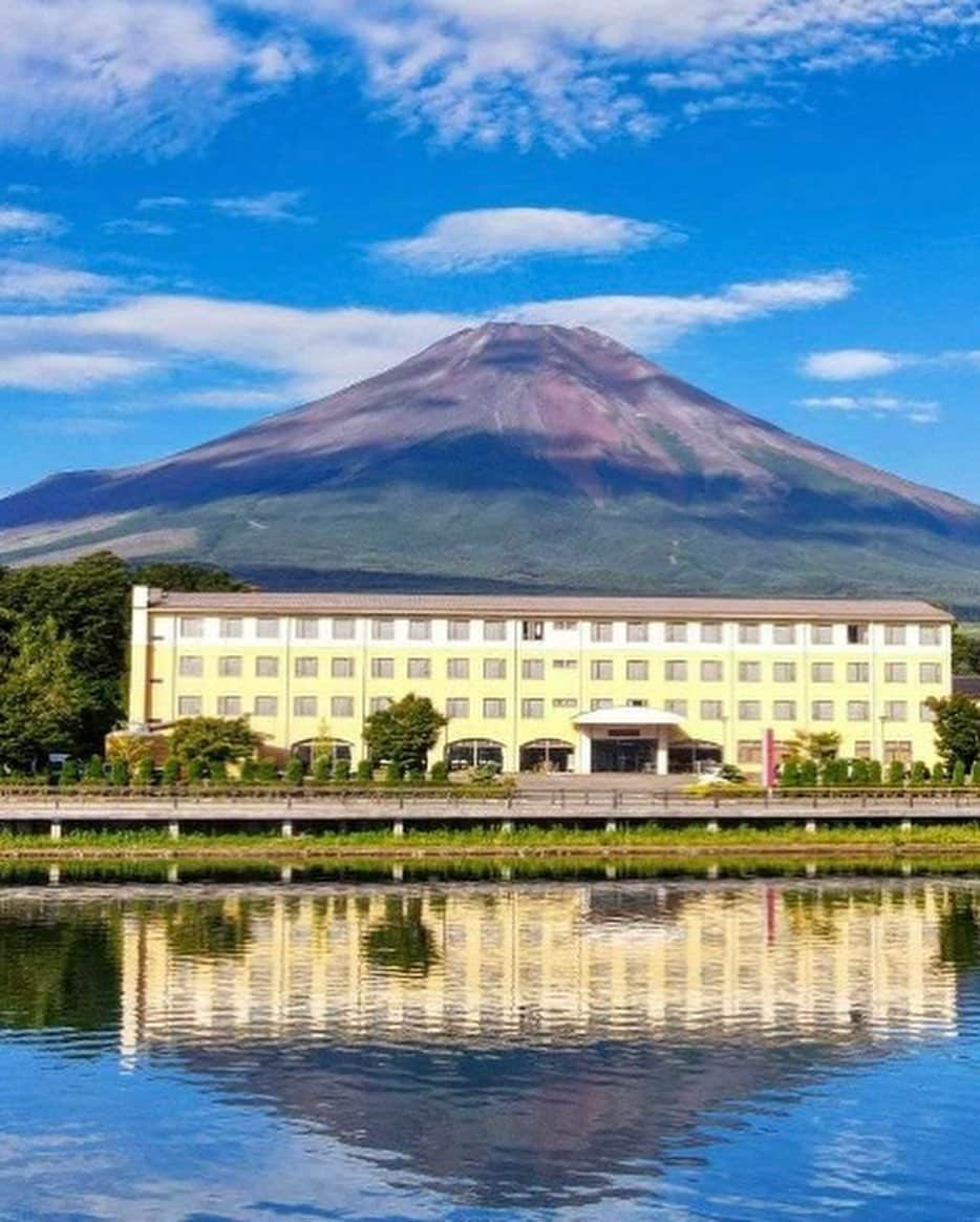 maiii0301のインスタグラム：「山中湖からのホテルと 富士山🗻✨  最高です🫣 夜の🌃露天風呂は、暗くて怖かったー😂  8月1日には、90回記念のHANABI🎇があがるそう🫰  それはそれは綺麗だろうなぁ😍  息子氏、発熱せず‥ 無事に家族で山梨県まで来られました☺️よかった♡ もうすぐ10歳をここで迎えられそうです❤️  頼りにもなるし、優しいし、もちろん怒れることもあるんだけど、とっても愛おしい😌 お姉ちゃんも息子氏も生まれてきてくれてありがとう🥰    #富士山  #山開き  #登山  #するかな  #しないかな  #山中湖  #マウンテンビュー  #オーシャンビュー  #家族旅行  #誕生日プレゼント   #10歳  #バースデープレゼント   #富士山🗻   #器の大きさ   #大事」