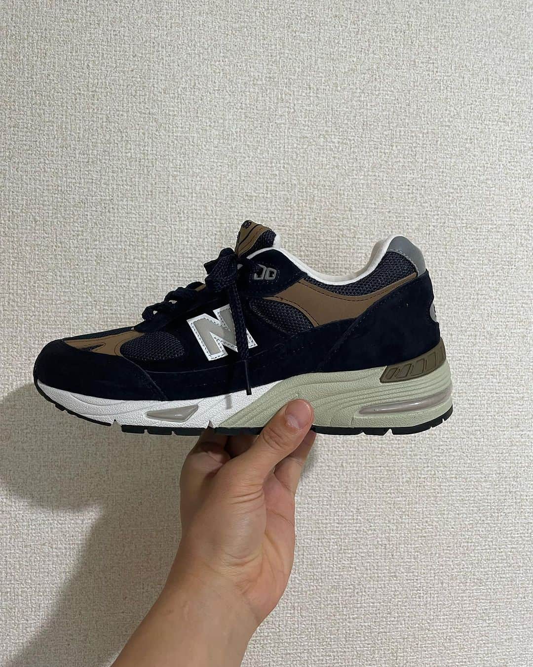 栗原祐太のインスタグラム：「👟スニーカー👟 大好きなnewbalance の中でも 個人的に好きな991🌰  渋めの色に包まれて 履き心地も抜群  Nのマークが小さめなのが 好きなのでありがたい✨  おじさんのおしゃれって感じの 一足を大切に履きたいと思います🙏  @newbalance  @newbalancelifestyle  @loope_official   #スニーカー　#kicks #newbalance  #ニューバランス #loop #fashion #street #streetstyle  #靴 #お気に入り　#おじさん #イケオジ　#ストリート #ストリートファッション #ファッション」